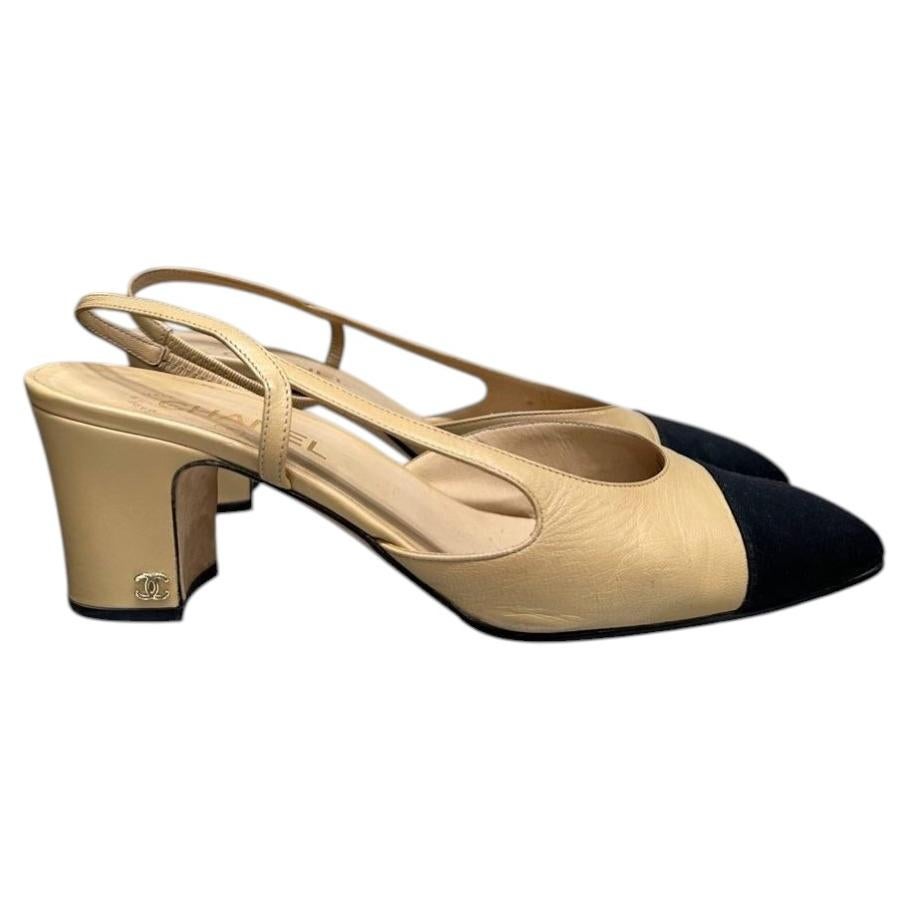 Chanel Two-Tone Leather Slingback Pumps EU 42 with CC-Logo Block Heels For Sale
