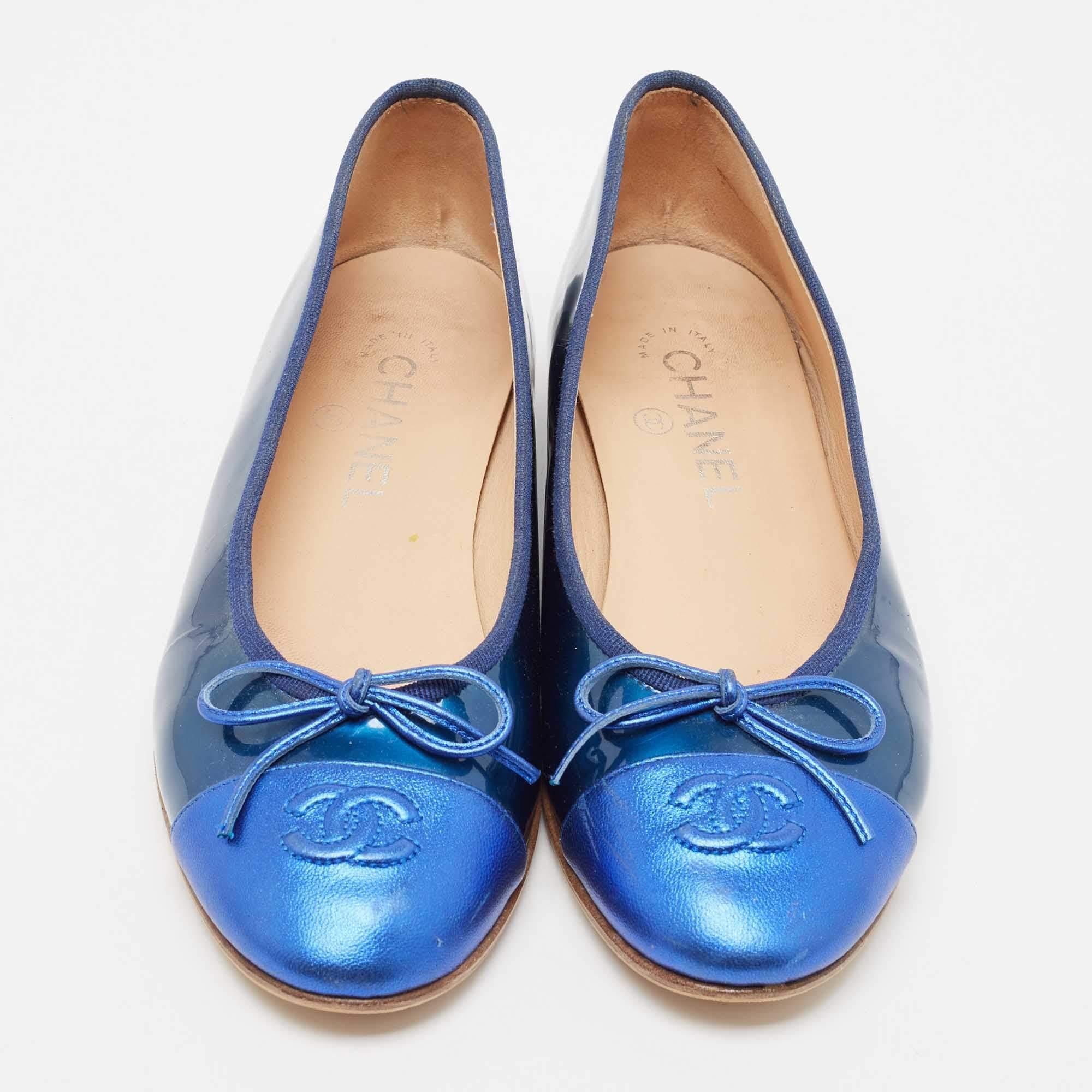 Defined by comfort and effortless style, no wardrobe is ever complete without a pair of chic ballet flats. This pair is lovely to look at and is equipped with elements like a comfortable insole and a durable sole.

