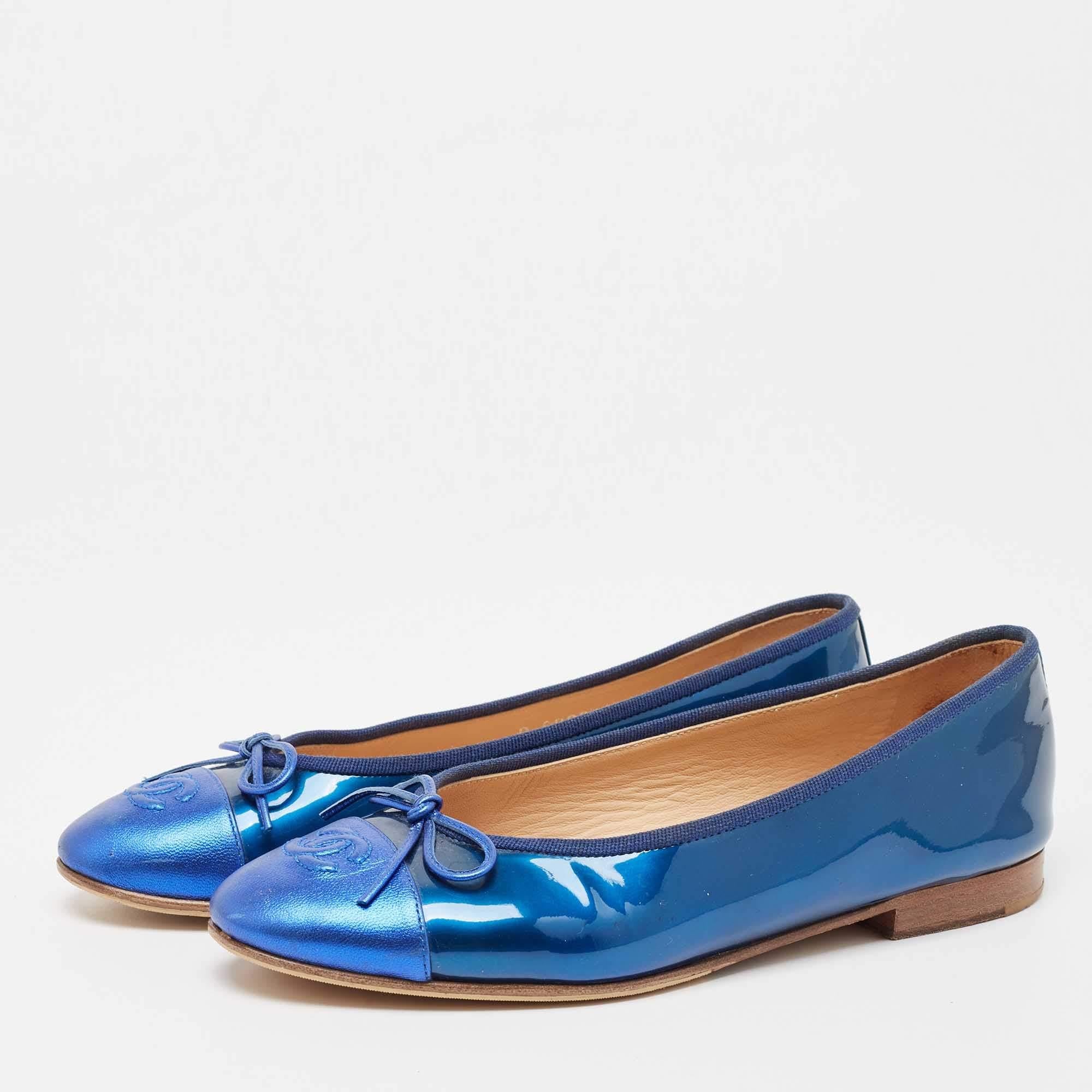 Chanel Two Tone Patent and Leather CC Cap Toe Bow Ballet Flats Size 38 In Good Condition In Dubai, Al Qouz 2