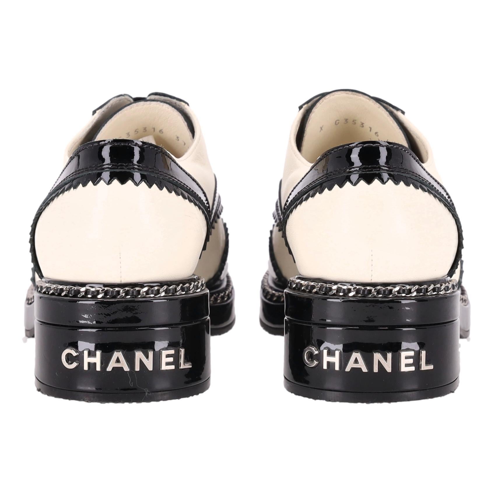 Chanel Two-Tone Patent Leather Chain & Logo Detail Oxford Brogues In Excellent Condition For Sale In London, GB