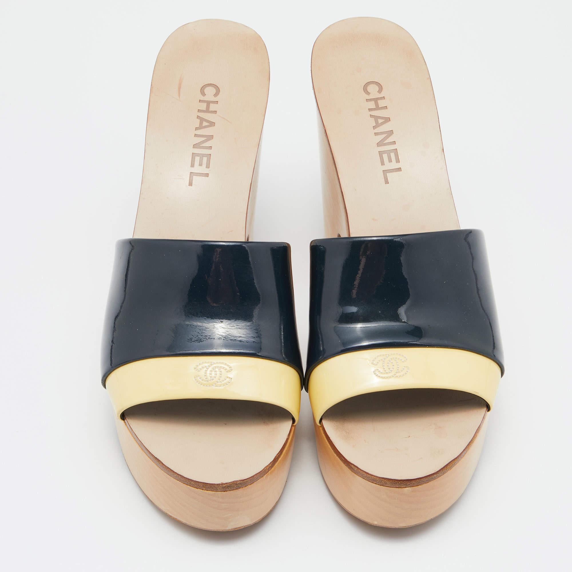 Chanel Two Tone Patent Leather Open Toe Platform Slide Sandals Size 40 In Good Condition In Dubai, Al Qouz 2