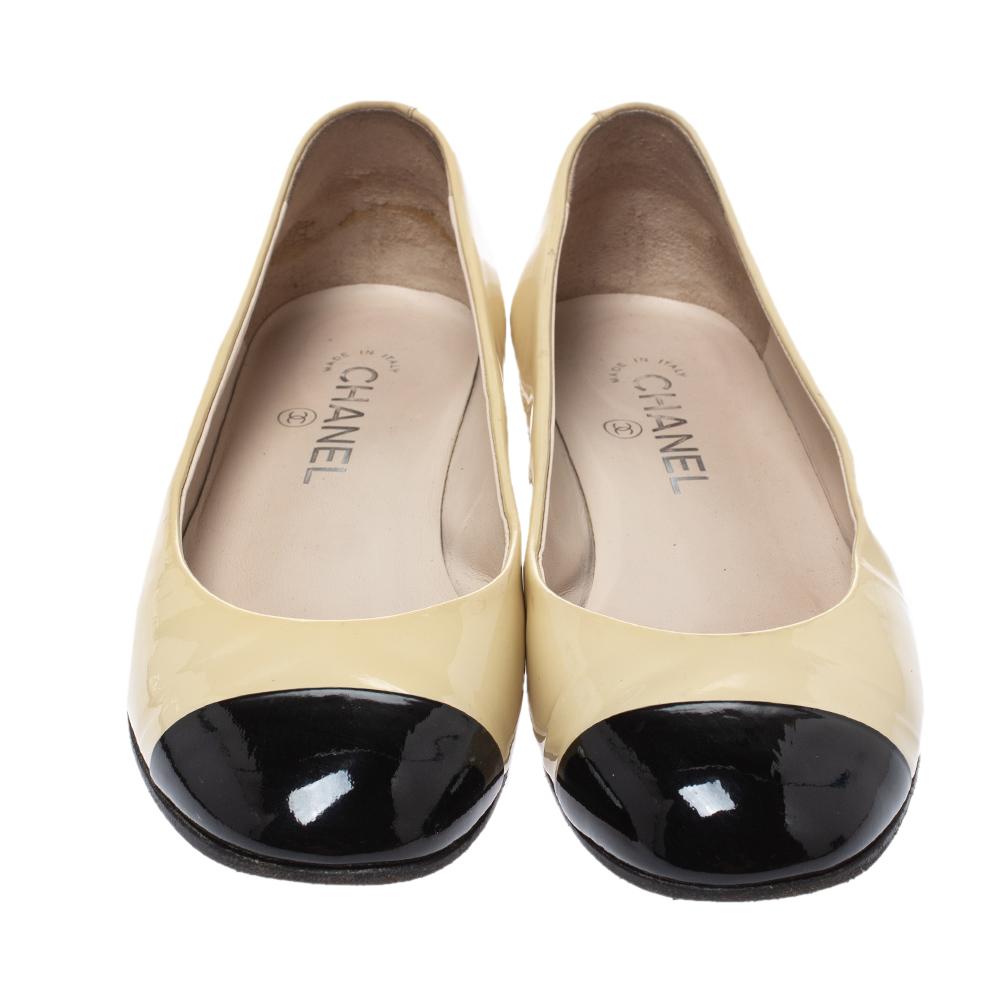 A common sight in the closets of fashionistas is a pair of Chanel ballet flats. They are perfect to wear on busy days and just stylish enough to assist one's style. These are crafted from patent leather and feature contrasting cap toes and faux
