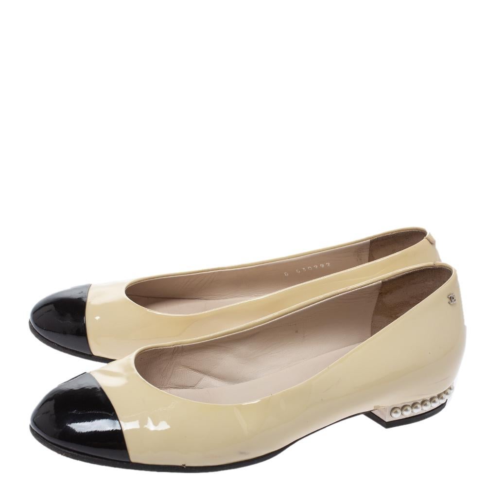 Chanel Two Tone Patent Leather Pearl Embellished Cap Toe Ballet Flats Size 38 In Good Condition In Dubai, Al Qouz 2