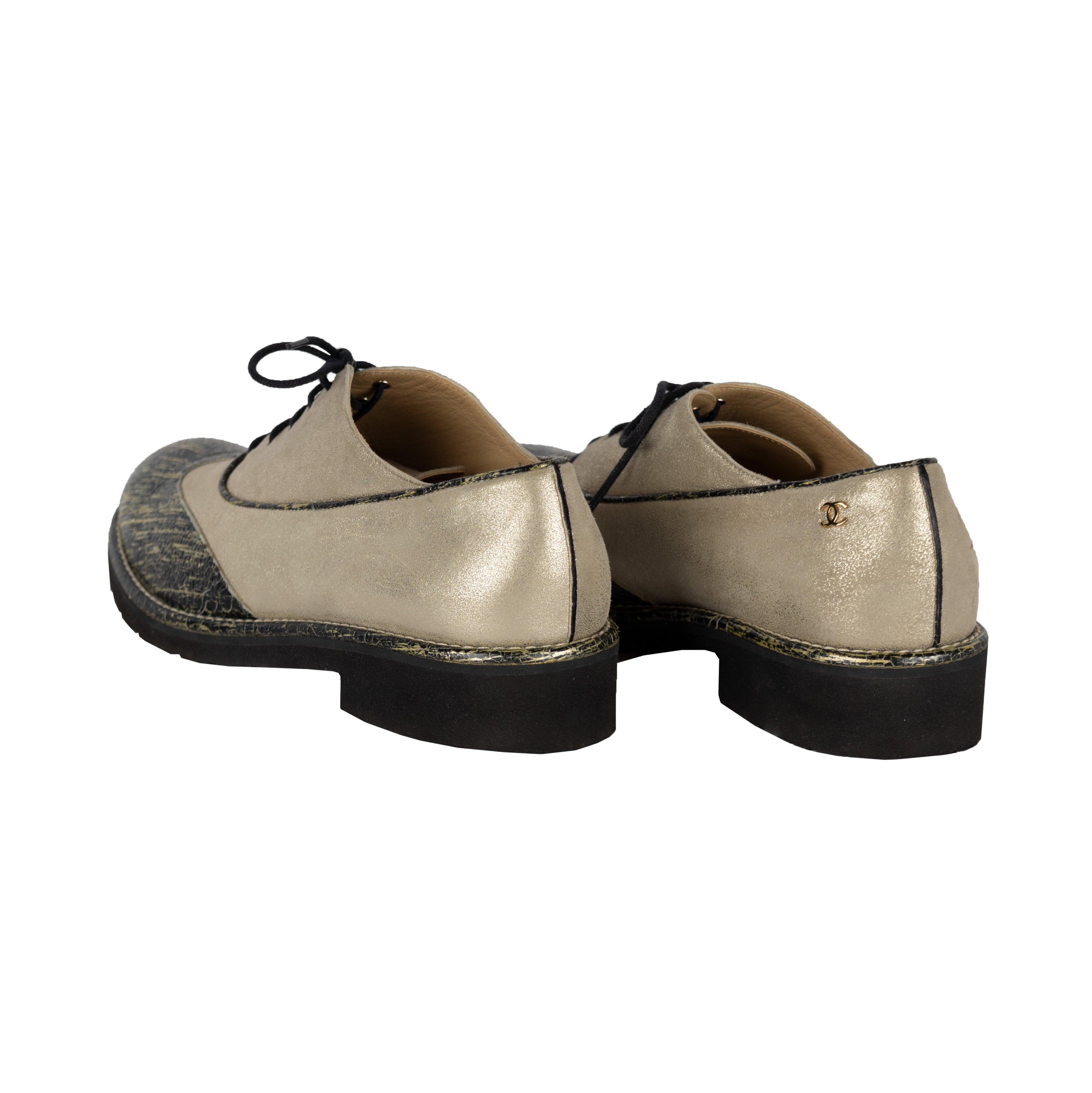 Marron Chanel Chaussures Oxford à lacets bicolores - Années 10 en vente