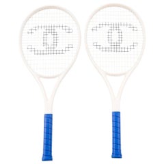 Deux raquettes de tennis fantaisie de jeu de sport avec logo CC blanc et bleu Chanel dans un coffret avec briques