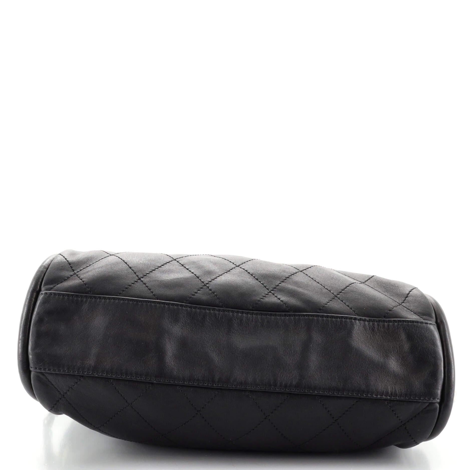 Chanel Ultimate Soft Hobo Gestepptes Leder Medium im Zustand „Gut“ in NY, NY