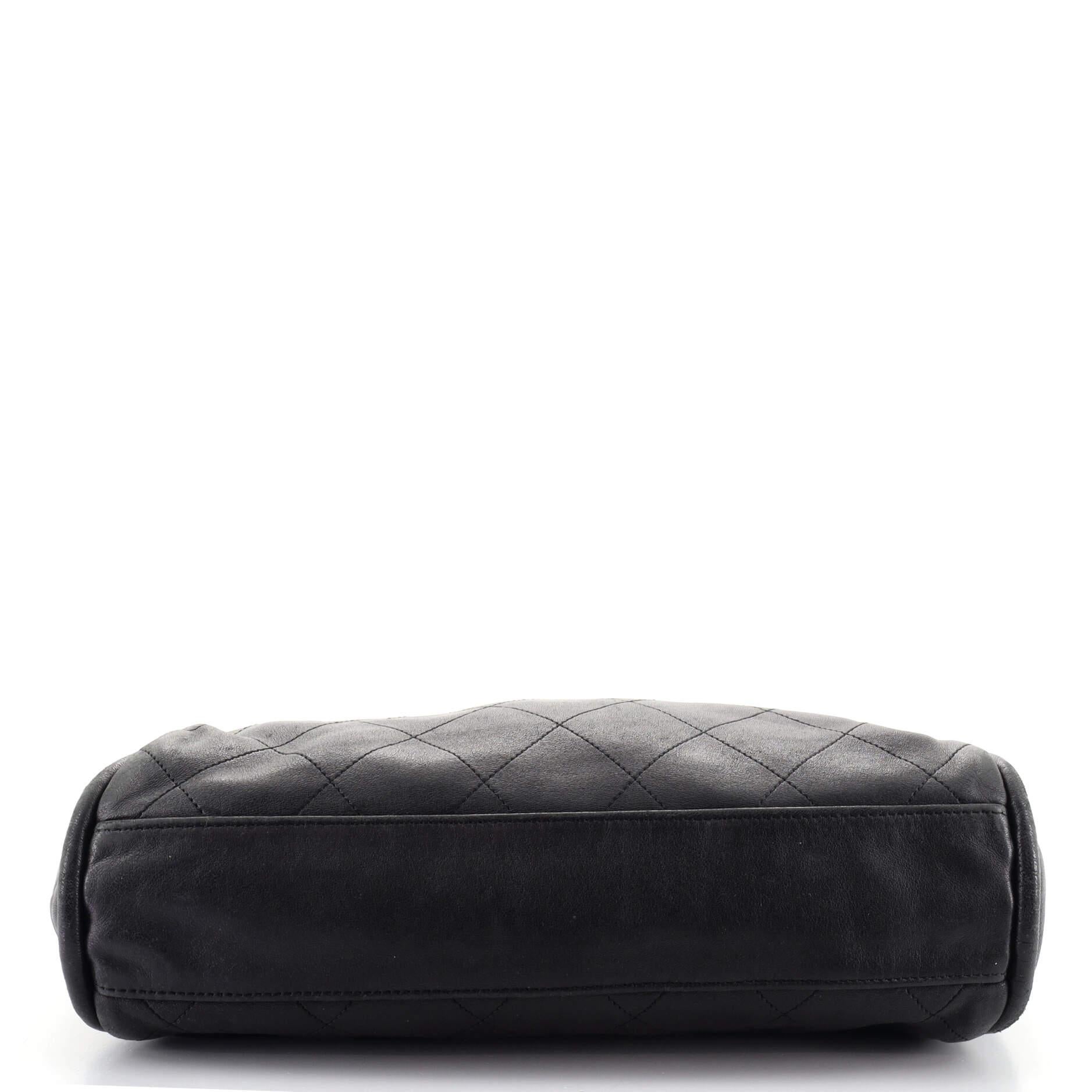 Chanel Ultimate Soft Hobo Gestepptes Leder Medium im Zustand „Gut“ in NY, NY