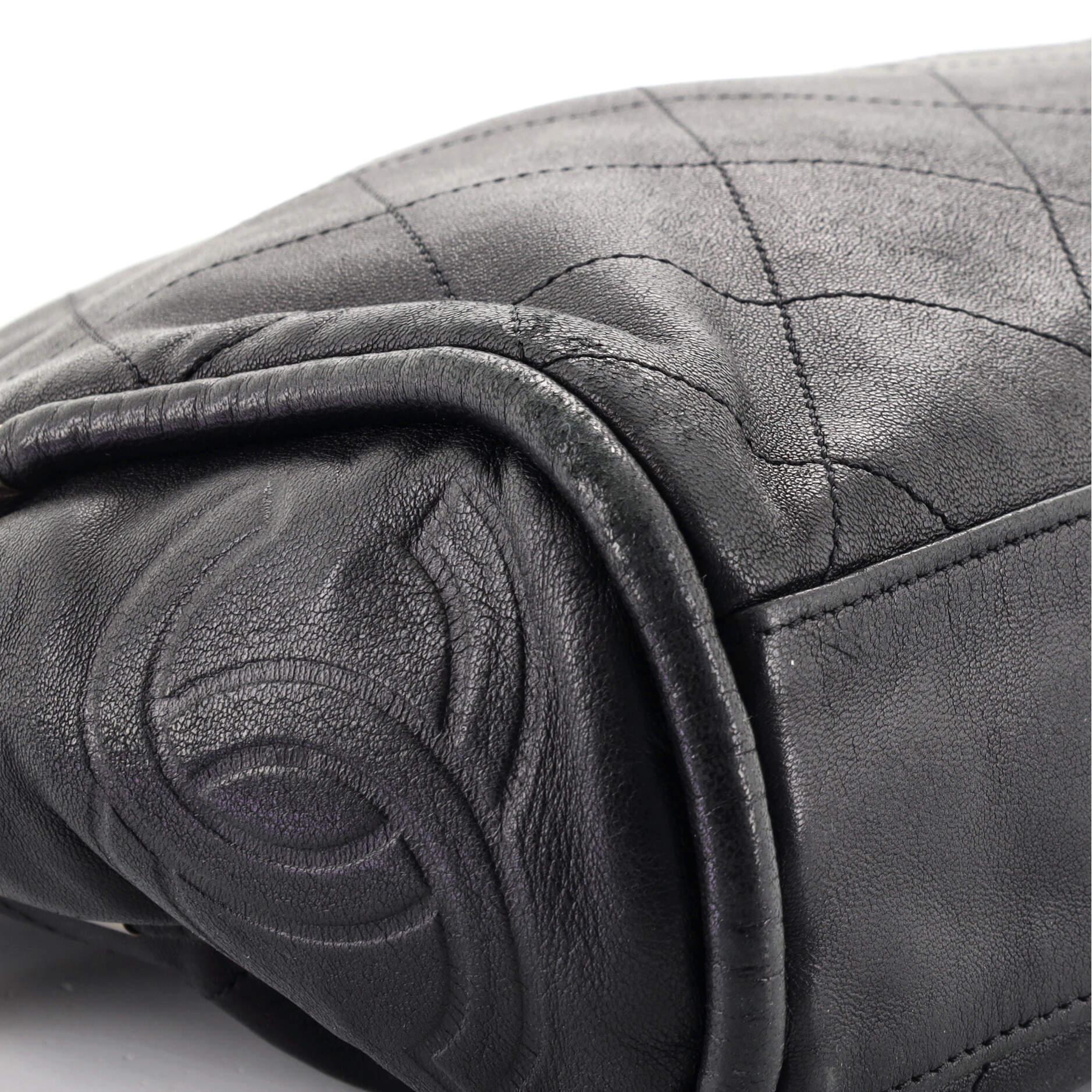 Chanel Ultimate Soft Hobo Gestepptes Leder Medium für Damen oder Herren