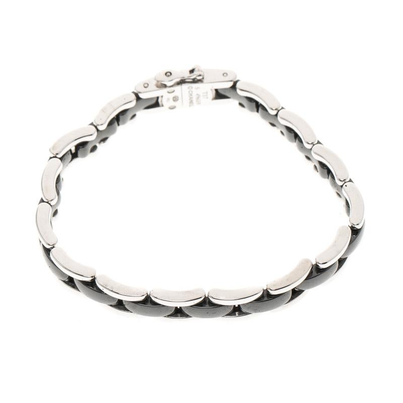 This lovely creation from Chanel is a favourite among fashionistas. The Ultra bracelet has been luxuriously crafted from 18k white gold and is interwoven with black ceramic. Exuding a classy finish, the bracelet is complete with signature