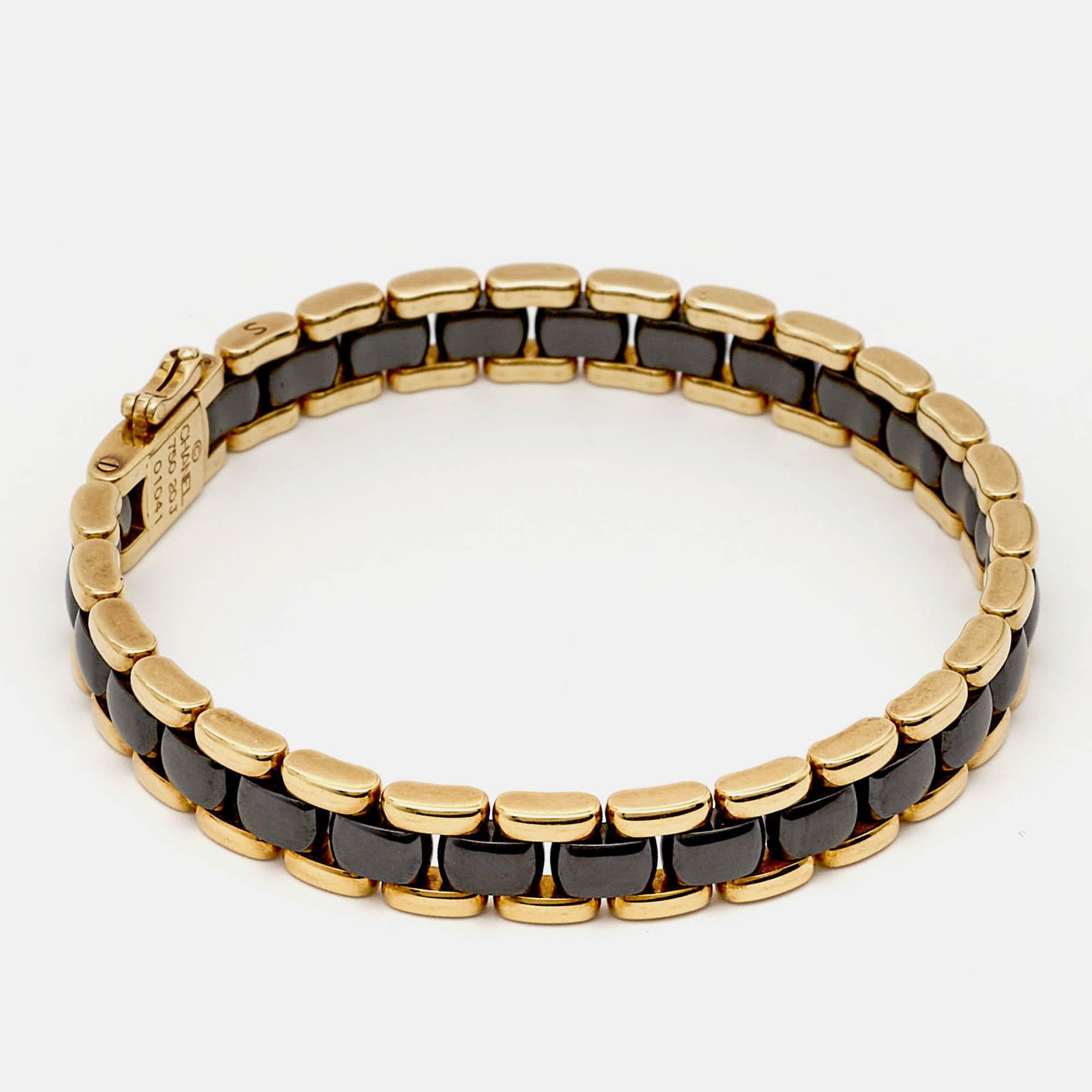 Réalisé avec soin en céramique et en or jaune 18 carats, ce bracelet a une allure indéniablement Chanel. Le mélange de matériaux lui confère l'aspect emblématique d'une chaîne tissée.

Comprend : Pochette de marque