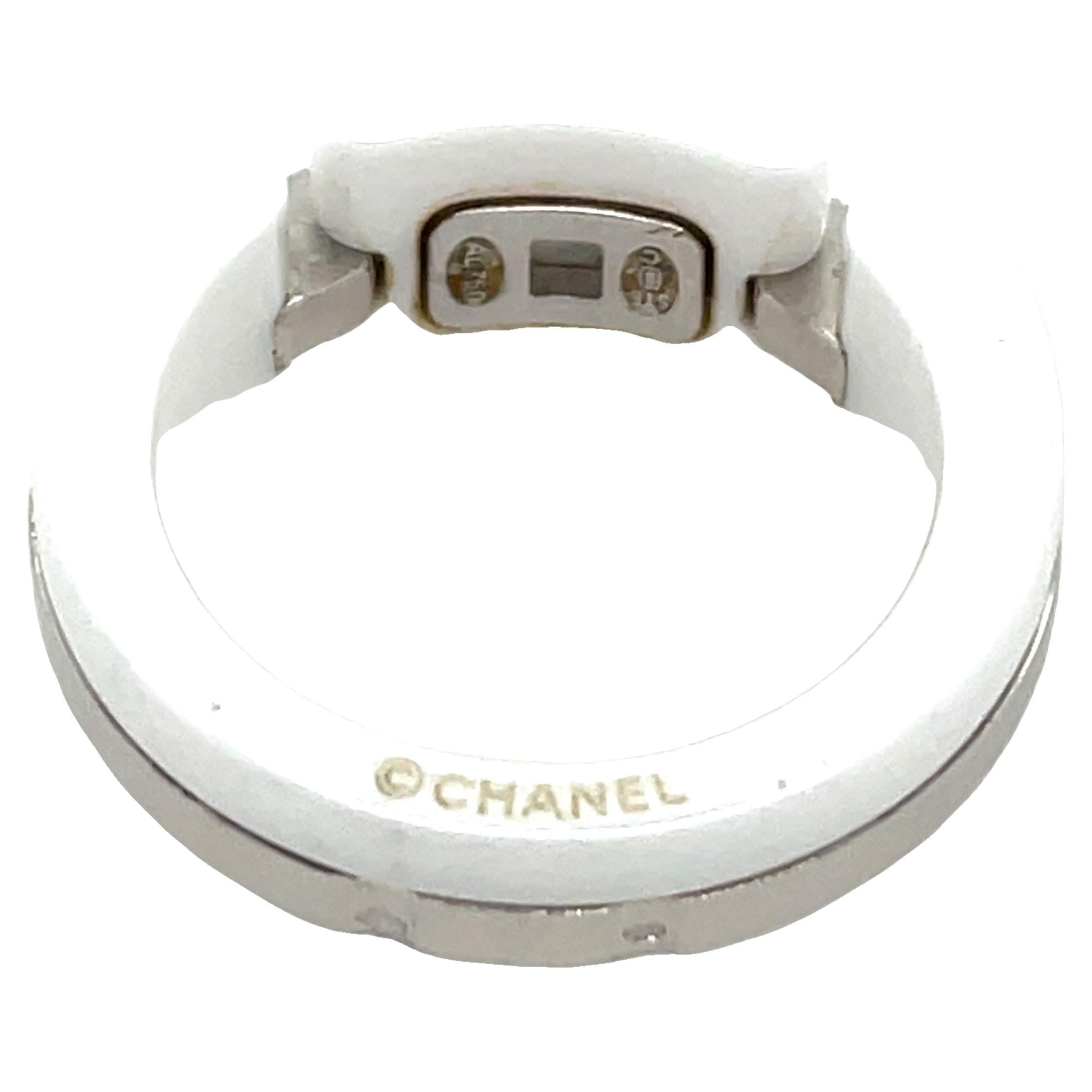 Un anillo CHANEL Ultra elegante y sofisticado, elaborado en oro blanco de 18 ct y cerámica blanca de alto brillo. Esta lujosa pieza presenta diamantes talla brillante que acentúan el diseño, añadiendo un toque de glamour atemporal.

Peso total del