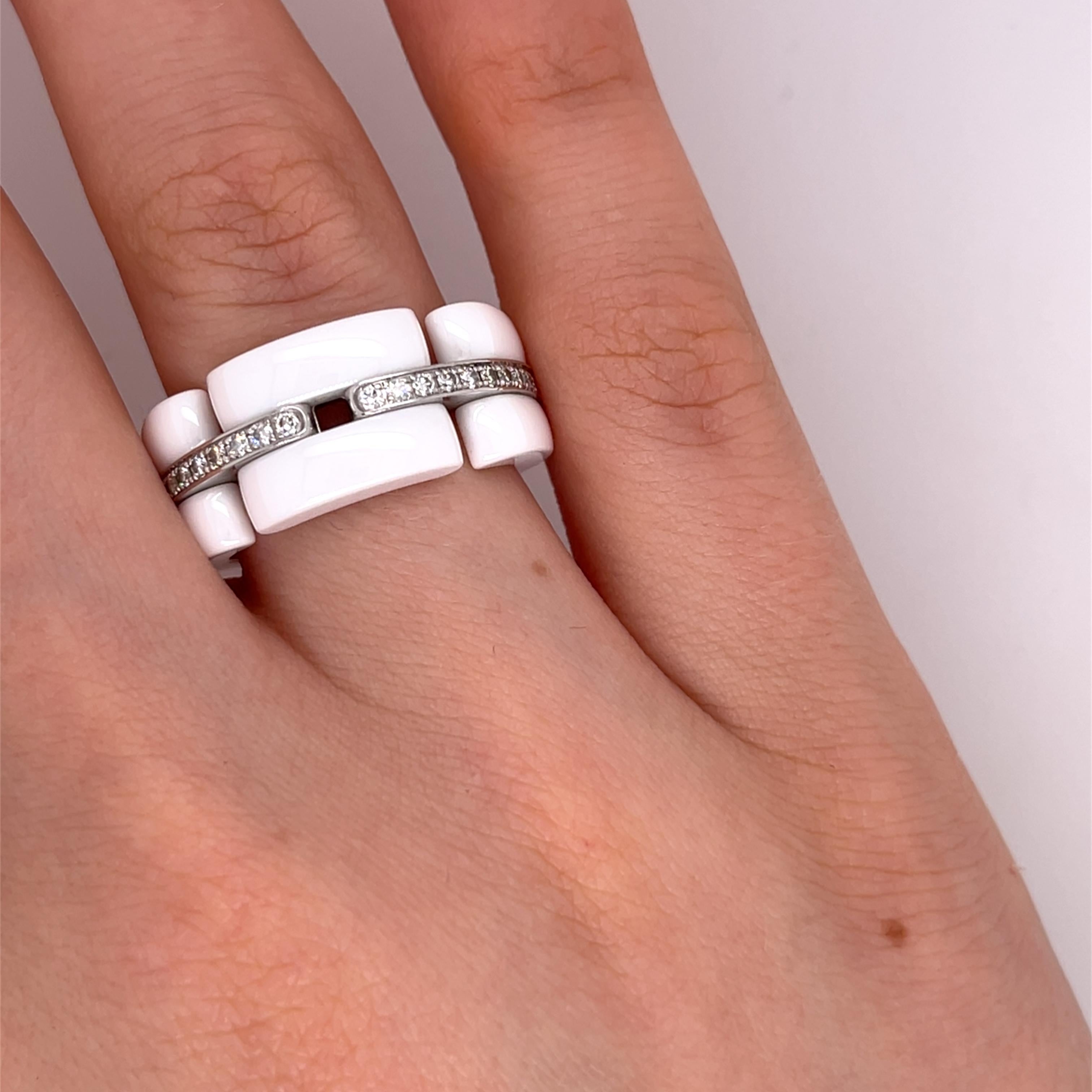 CHANEL Ultra Diamante 18ct Oro Blanco  Anillo y cerámica S31301T57 en Excelente estado para la venta en London, GB