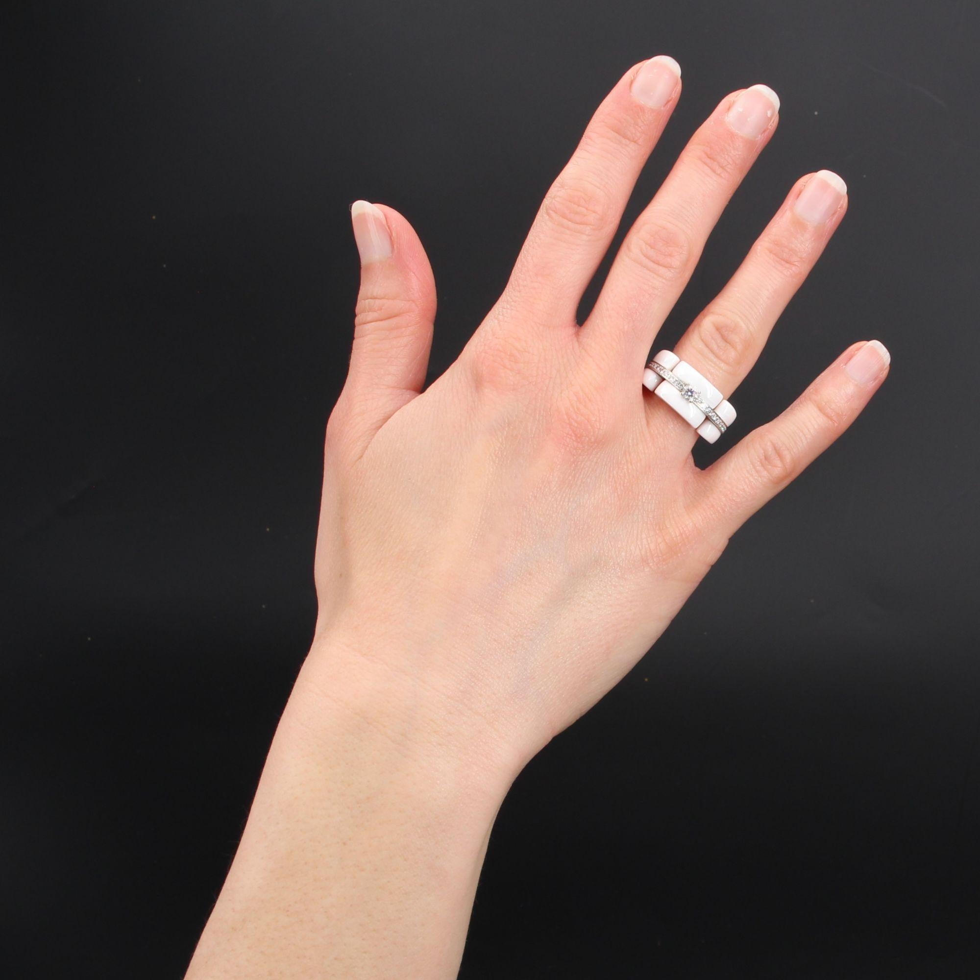Ring aus weißer Keramik und 18 Karat Weißgold.
Signierter Ring aus zweiter Hand von Chanel, aus der Collection'S Ultra