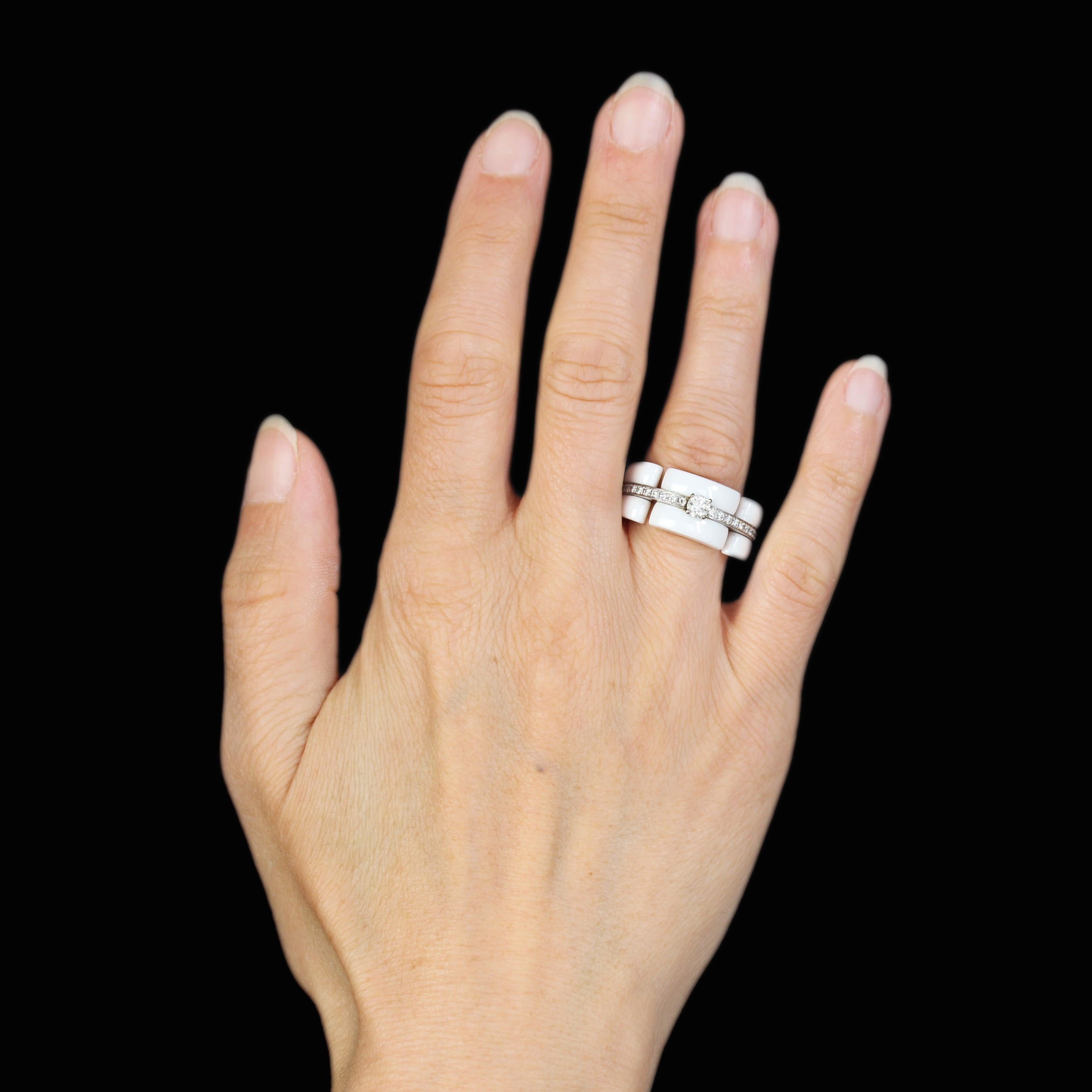 Anello in ceramica bianca e oro bianco 18 carati.
Anello firmato Chanel di seconda mano, della collezione 