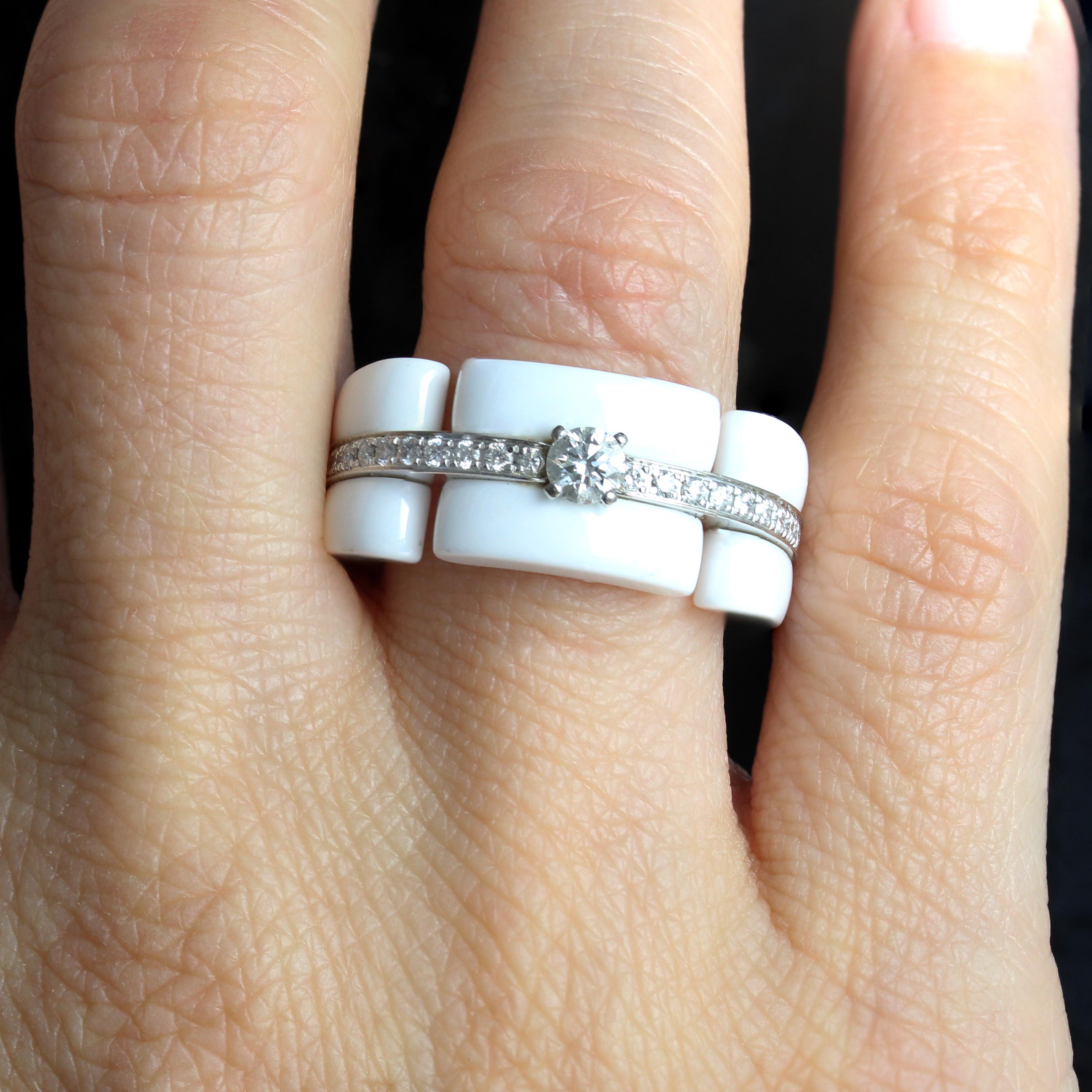 Moderno Anello Chanel Ultra Diamonds in ceramica bianca a fascia in oro bianco in vendita