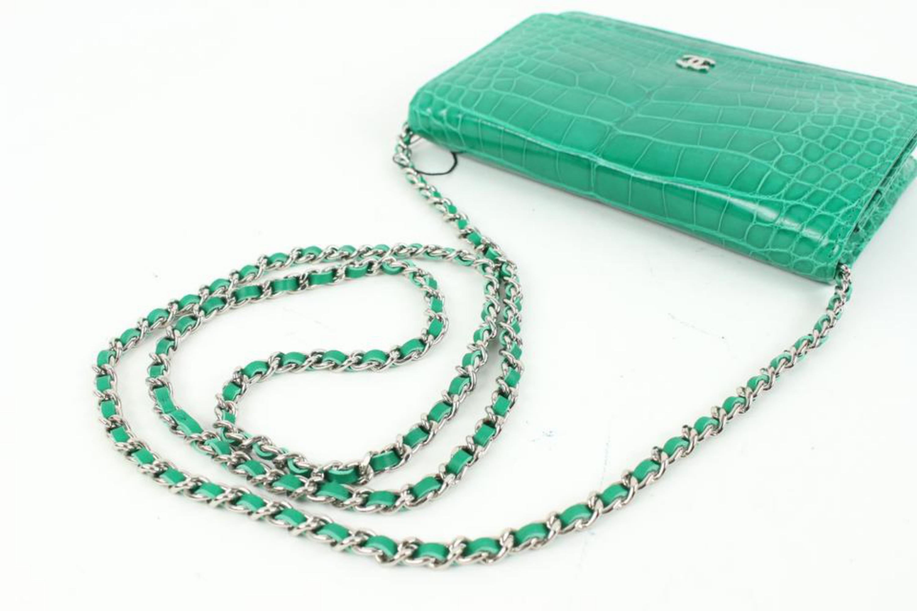 Chanel Ultra Rare Emerald Green Alligator Wallet on Chain SHW WOC 46cz414s In New Condition For Sale In Dix hills, NY