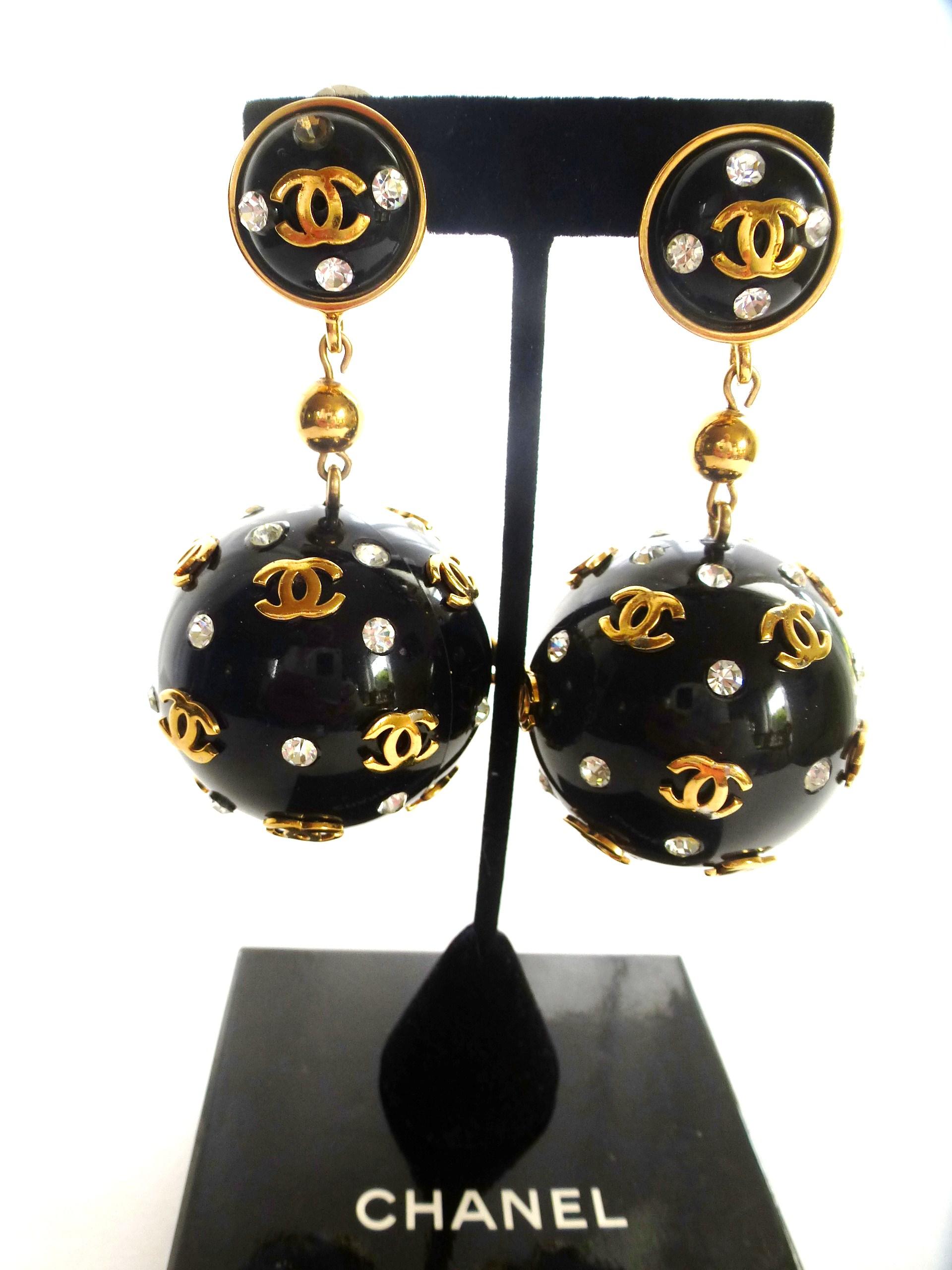 Unique Vintage Chanel black big ball clip on earrings, plastic 1970s with gold In Good Condition In Stuttgart, DE