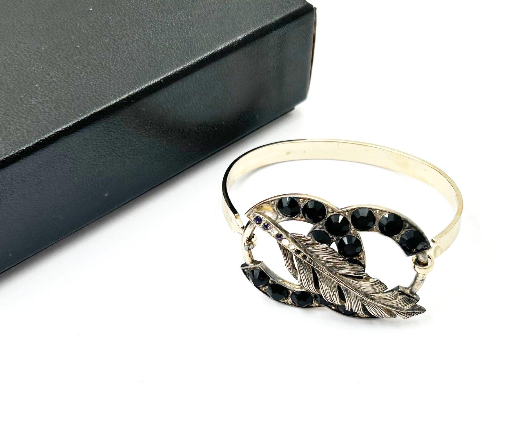 Artigiano Bracciale Chanel unico, raro, in argento CC, con braccialetto di cristallo nero in vendita
