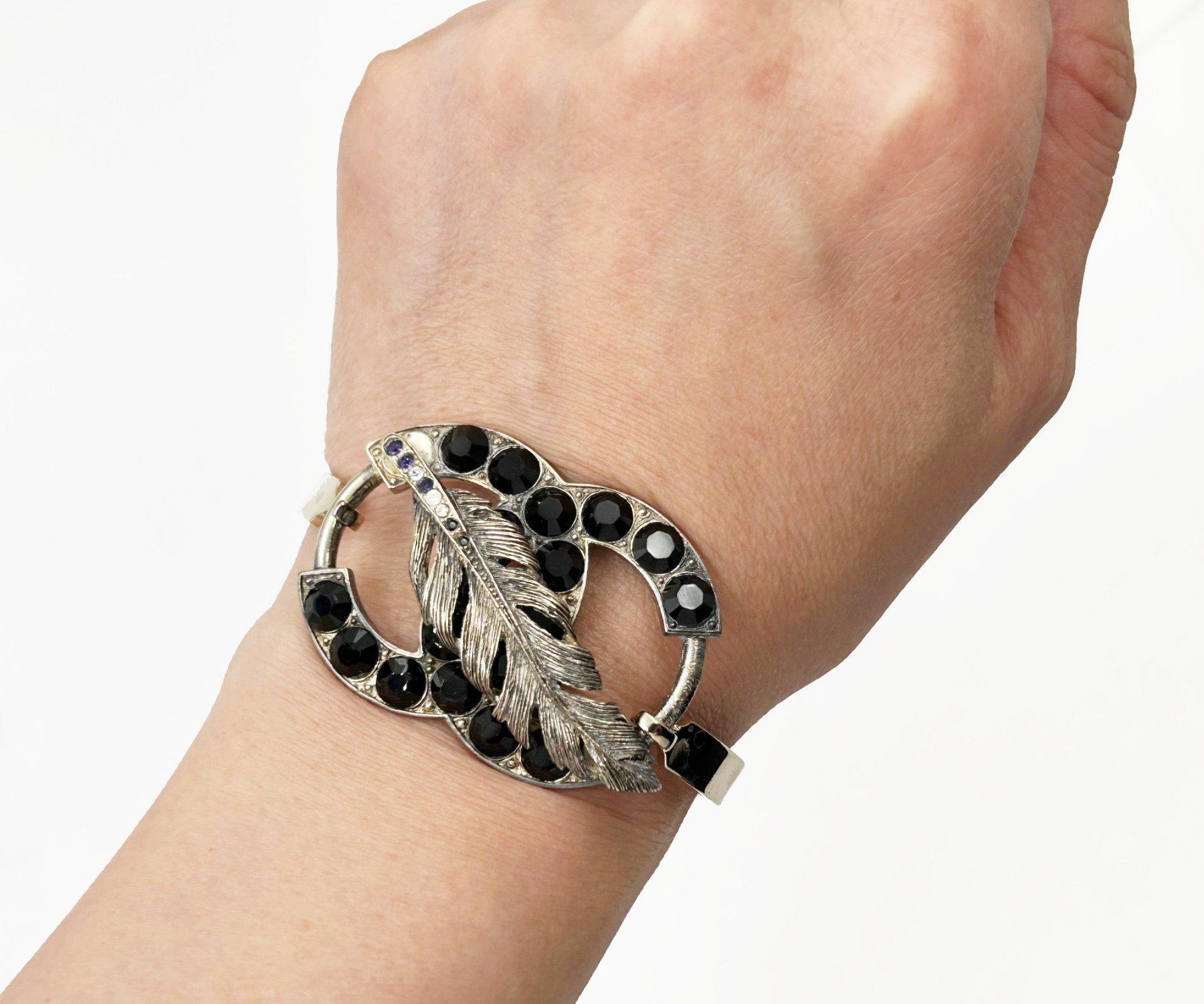 Bracciale Chanel unico, raro, in argento CC, con braccialetto di cristallo nero In condizioni ottime in vendita a Pasadena, CA