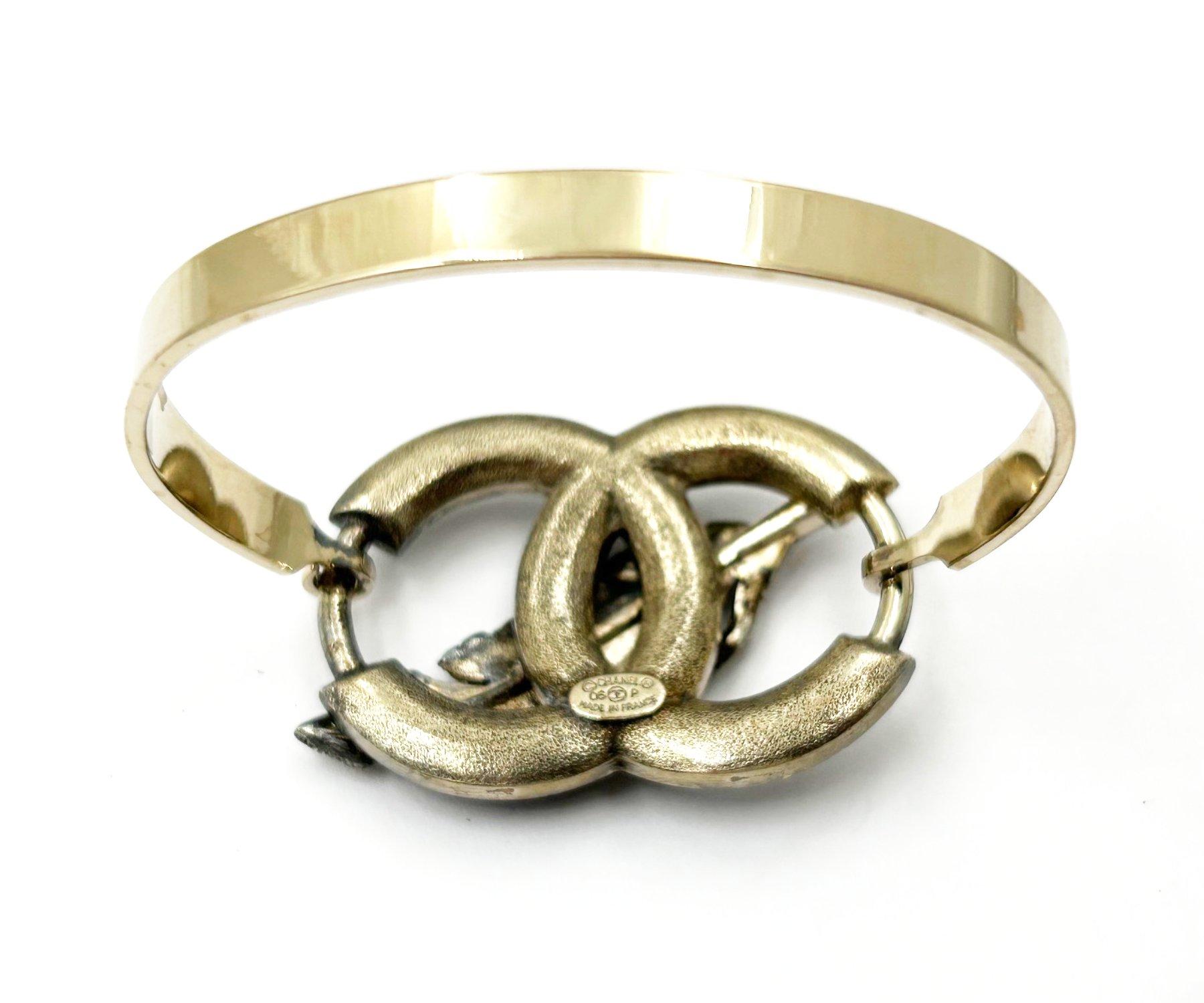 Donna Bracciale Chanel unico, raro, in argento CC, con braccialetto di cristallo nero in vendita