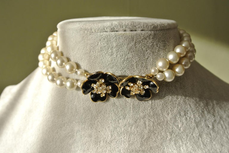 Chanel Unsigned 1950s Gripoix Black Flower Faux Pearl Necklace