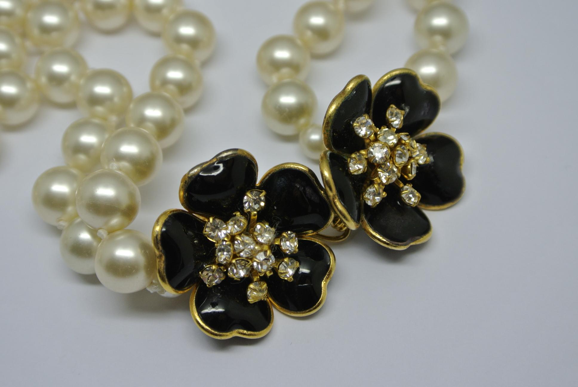 Chanel Unsigned 1950s Gripoix Black Flower Faux Pearl Necklace Choker Earrings In Fair Condition For Sale In Yuting Ren, GB