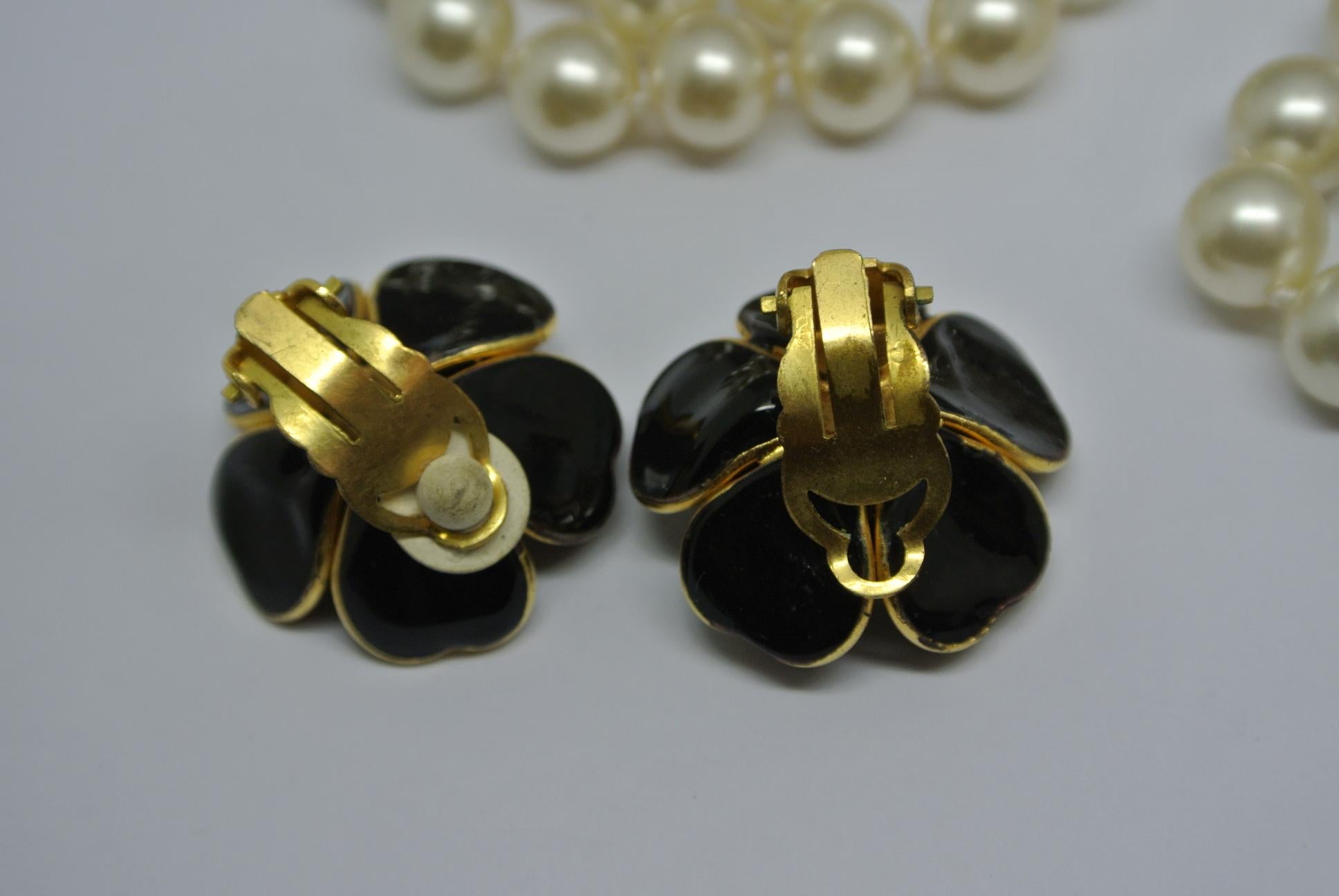 Women's or Men's Chanel Unsigned 1950s Gripoix Black Flower Faux Pearl Necklace Choker Earrings For Sale