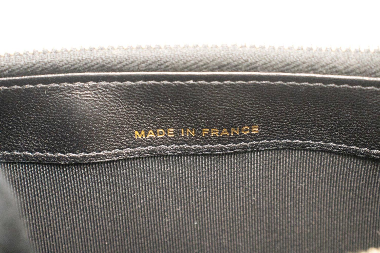 CHANEL Portefeuille WOC en cuir d'agneau à double fermeture éclair en V sur chaîne en vente 10