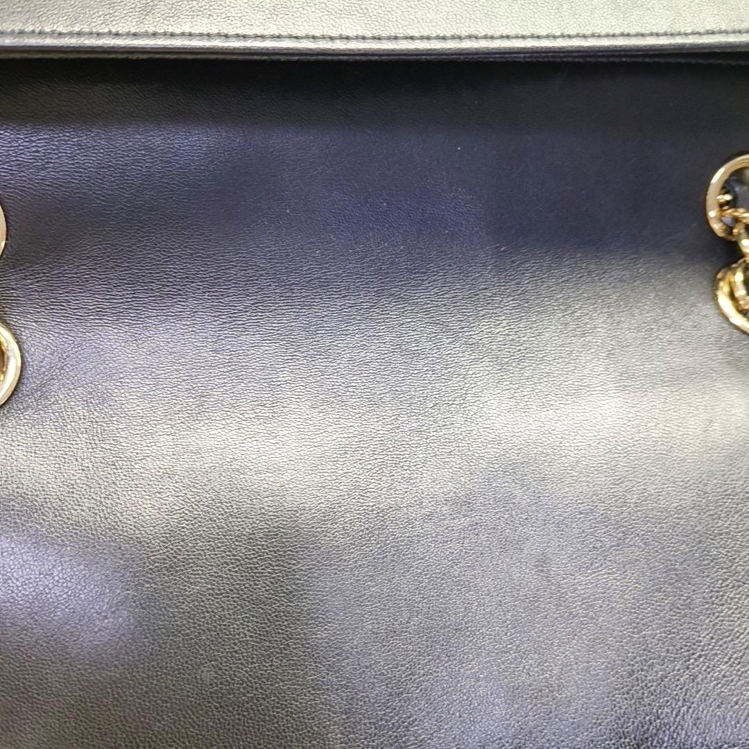 Chanel Valentine's Heart Charm Flap Medium in pelle di agnello nera con finiture dorate in vendita 5
