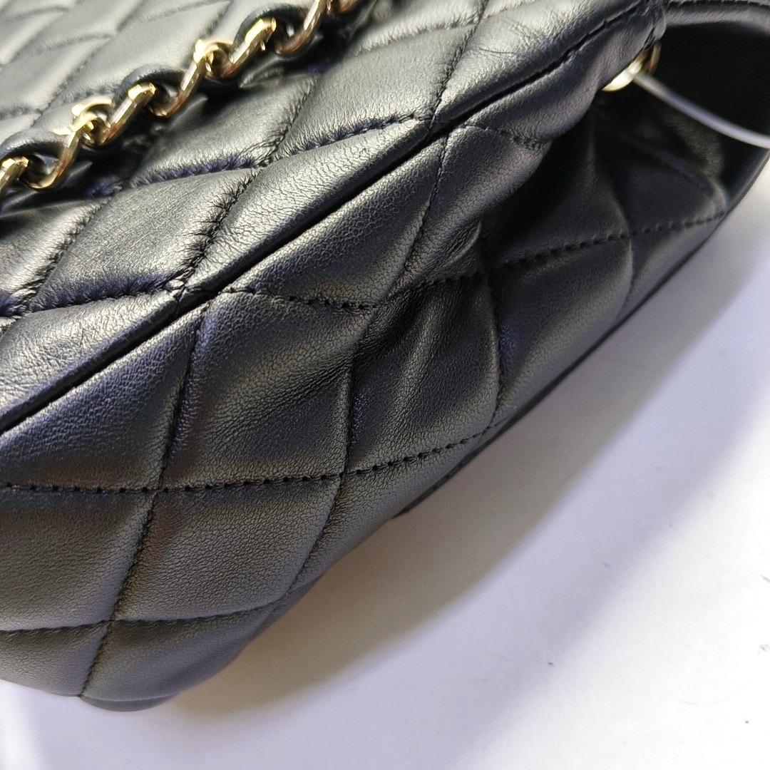 Chanel Valentine's Heart Charm Flap Medium in pelle di agnello nera con finiture dorate in vendita 6