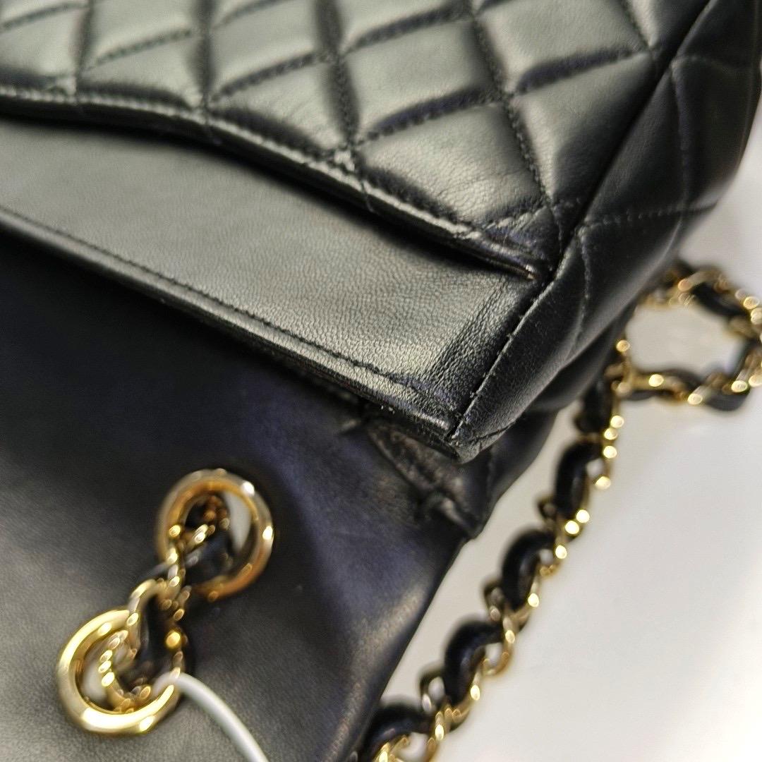 Chanel Valentine's Heart Charm Flap Medium in pelle di agnello nera con finiture dorate in vendita 7