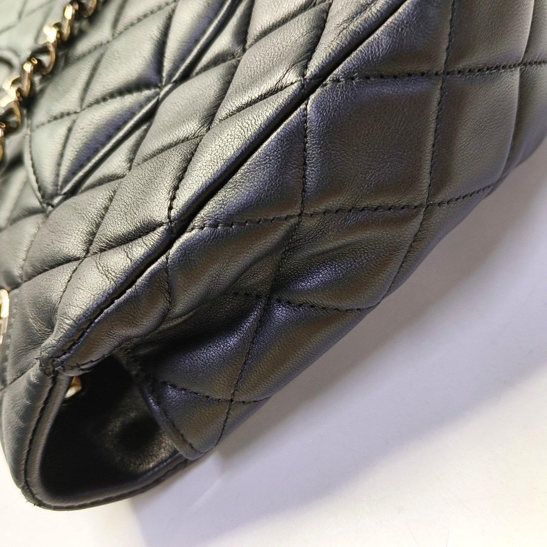 Chanel Valentine's Heart Charm Flap Medium in pelle di agnello nera con finiture dorate in vendita 8