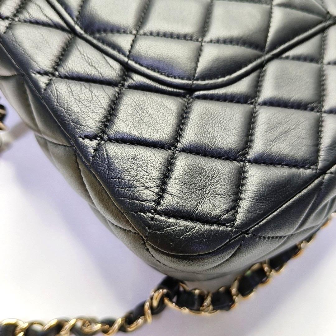 Chanel Valentine's Heart Charm Flap Medium in pelle di agnello nera con finiture dorate in vendita 9