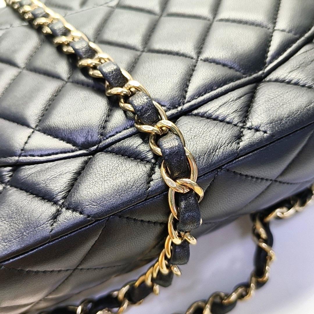 Chanel Valentine's Heart Charm Flap Medium in pelle di agnello nera con finiture dorate in vendita 10