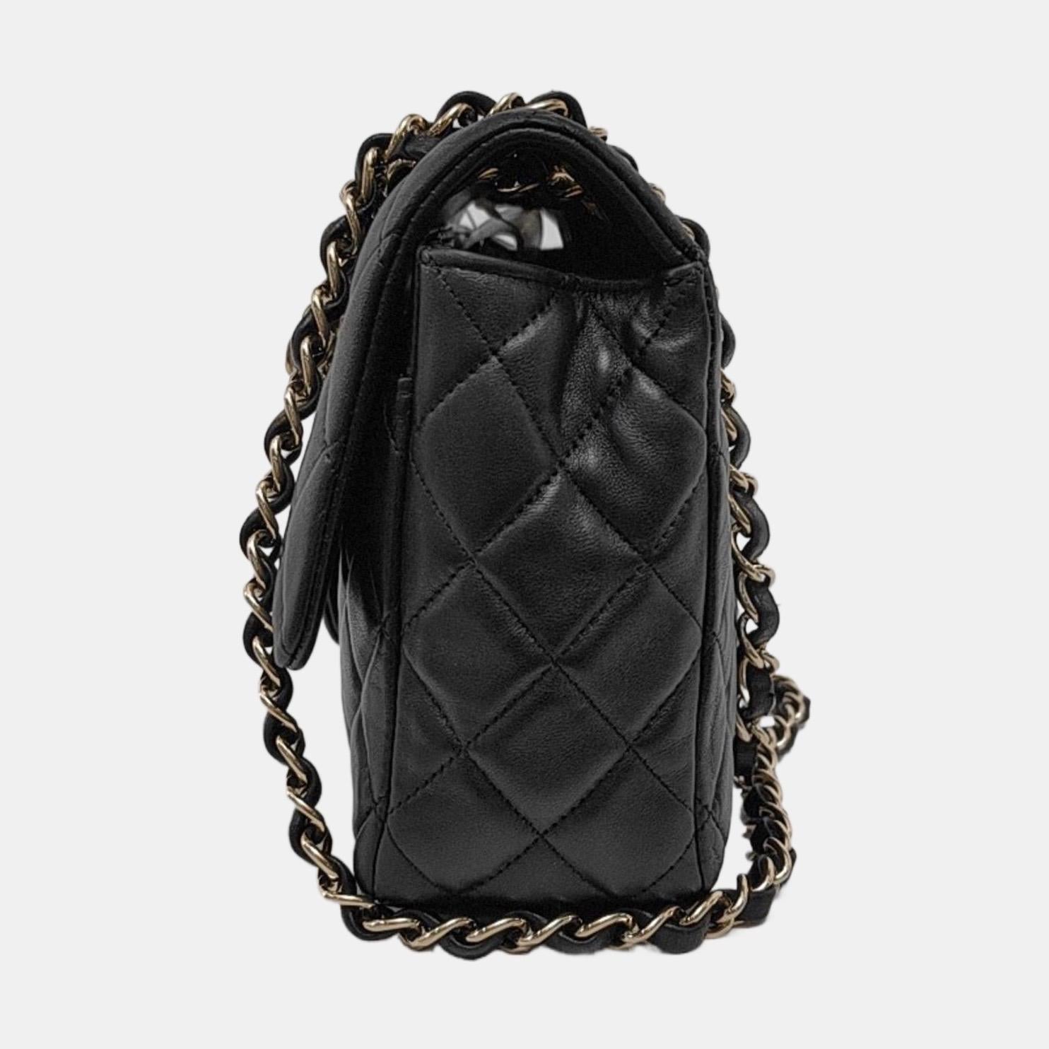 Nero Chanel Valentine's Heart Charm Flap Medium in pelle di agnello nera con finiture dorate in vendita