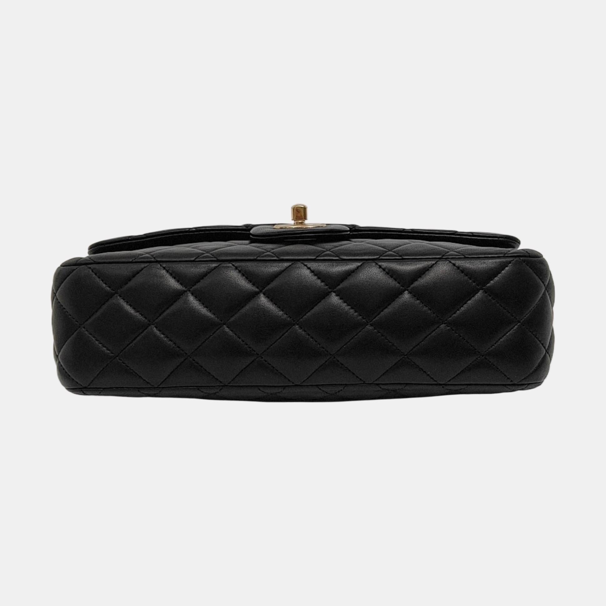 Chanel Valentine's Heart Charm Flap Medium in pelle di agnello nera con finiture dorate In condizioni buone in vendita a AUBERVILLIERS, FR