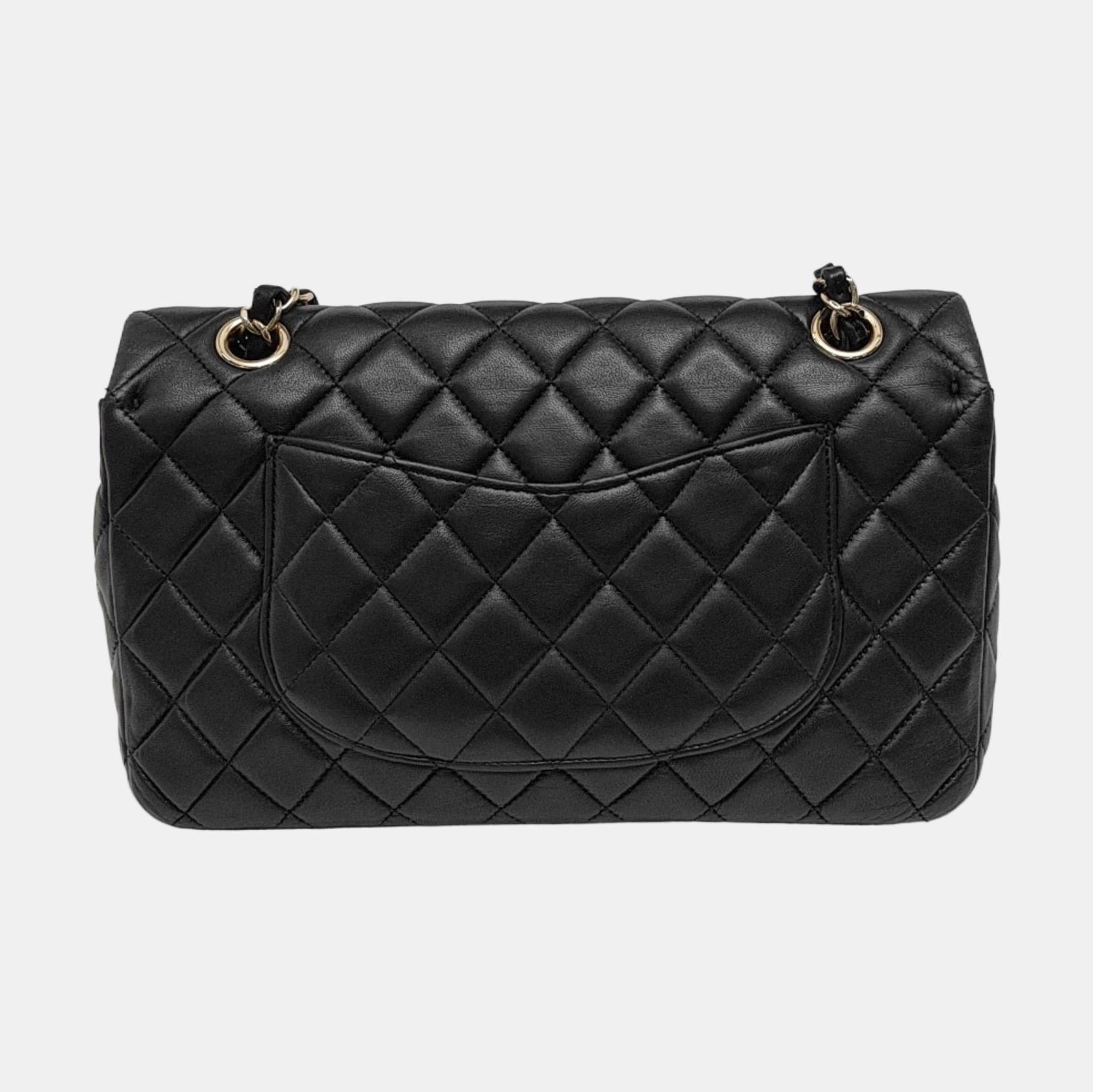 Donna Chanel Valentine's Heart Charm Flap Medium in pelle di agnello nera con finiture dorate in vendita