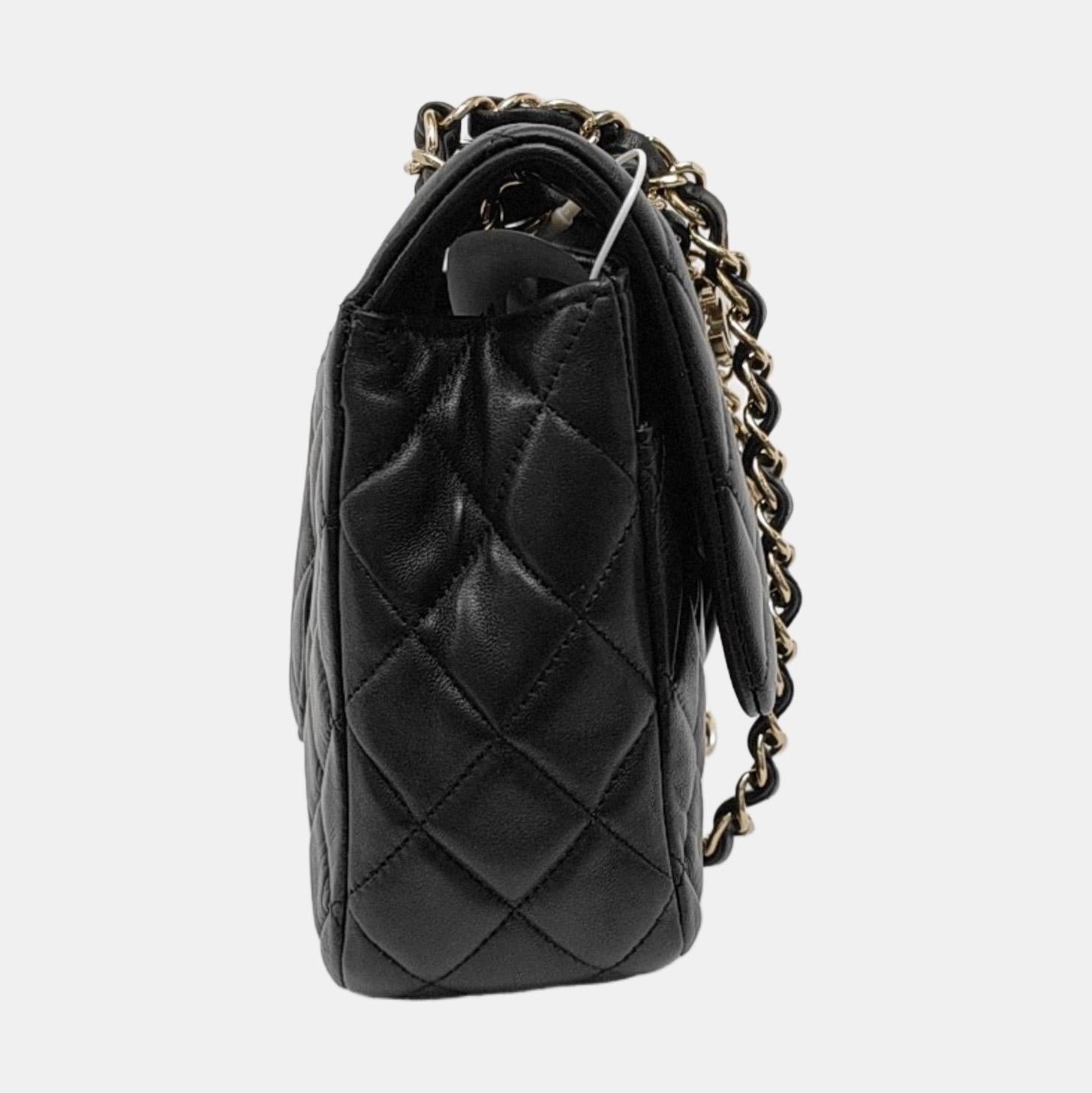 Chanel Valentine's Heart Charm Flap Medium in pelle di agnello nera con finiture dorate in vendita 1