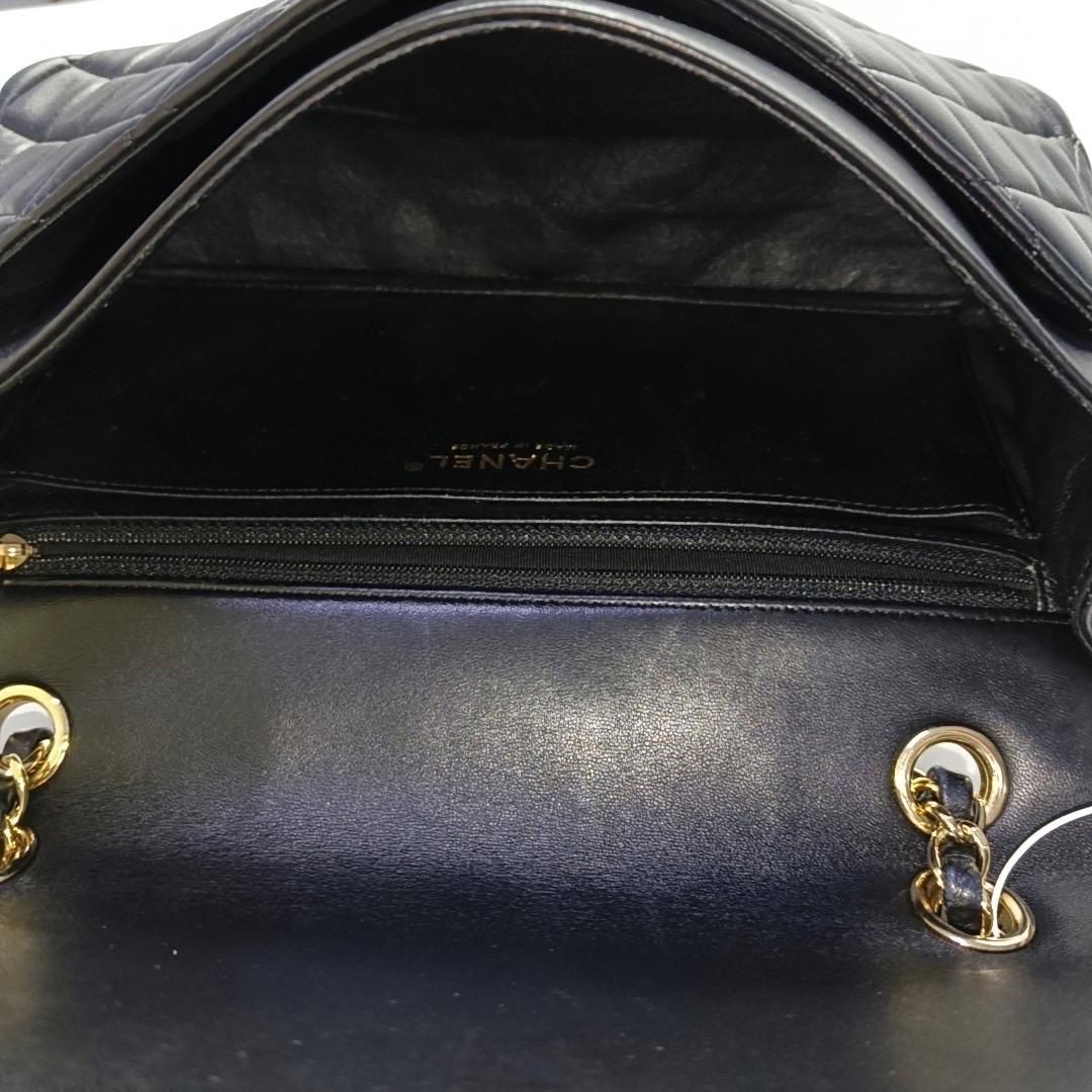 Chanel Valentine's Heart Charm Flap Medium in pelle di agnello nera con finiture dorate in vendita 3