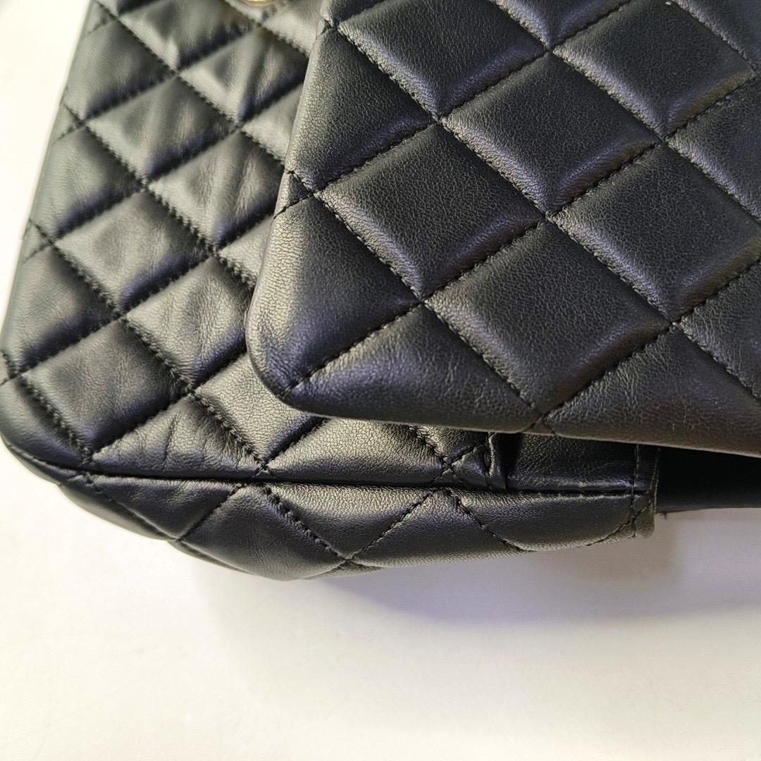 Chanel Valentine's Heart Charm Flap Medium in pelle di agnello nera con finiture dorate in vendita 4