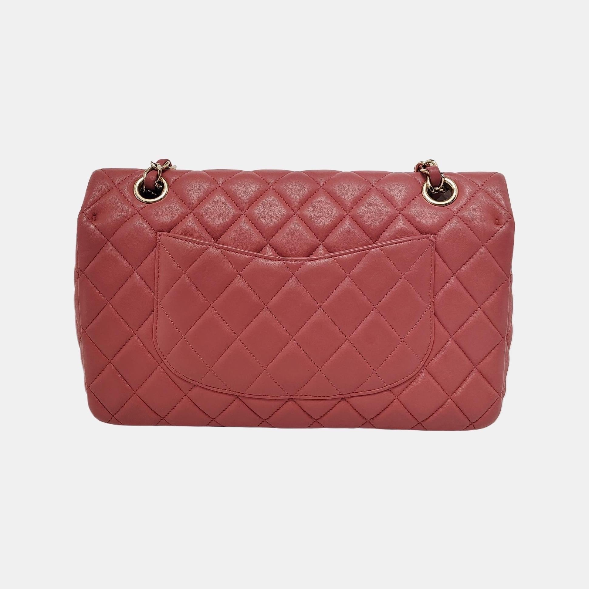 Chanel Valentine's Heart Charm-Klappe Medium Rosa Lammfell Leder Gold Hardware im Zustand „Gut“ im Angebot in AUBERVILLIERS, FR