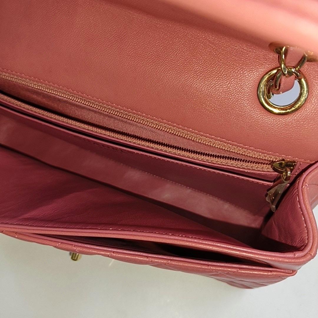 Chanel Valentine's Heart Charm-Klappe Medium Rosa Lammfell Leder Gold Hardware im Angebot 1