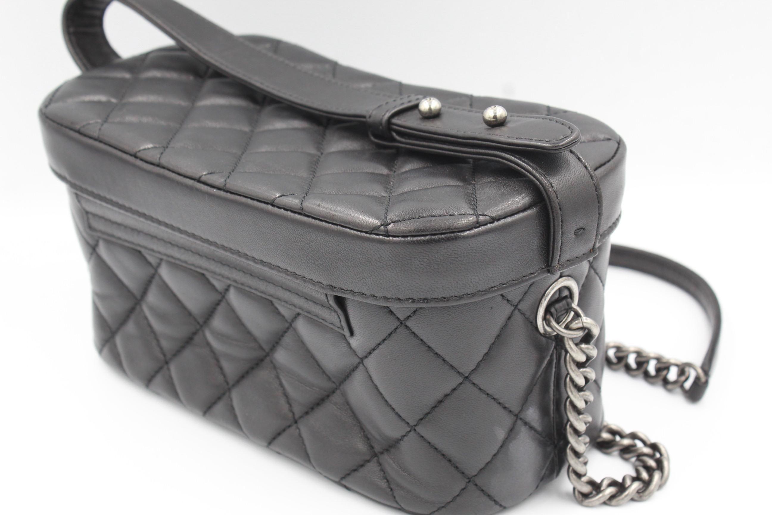 Chanel Vanity Boy bag in black leather.
2013 / 2014.
Good condition.
Shoulder strap. 
12cm x 21cm x 10cm
