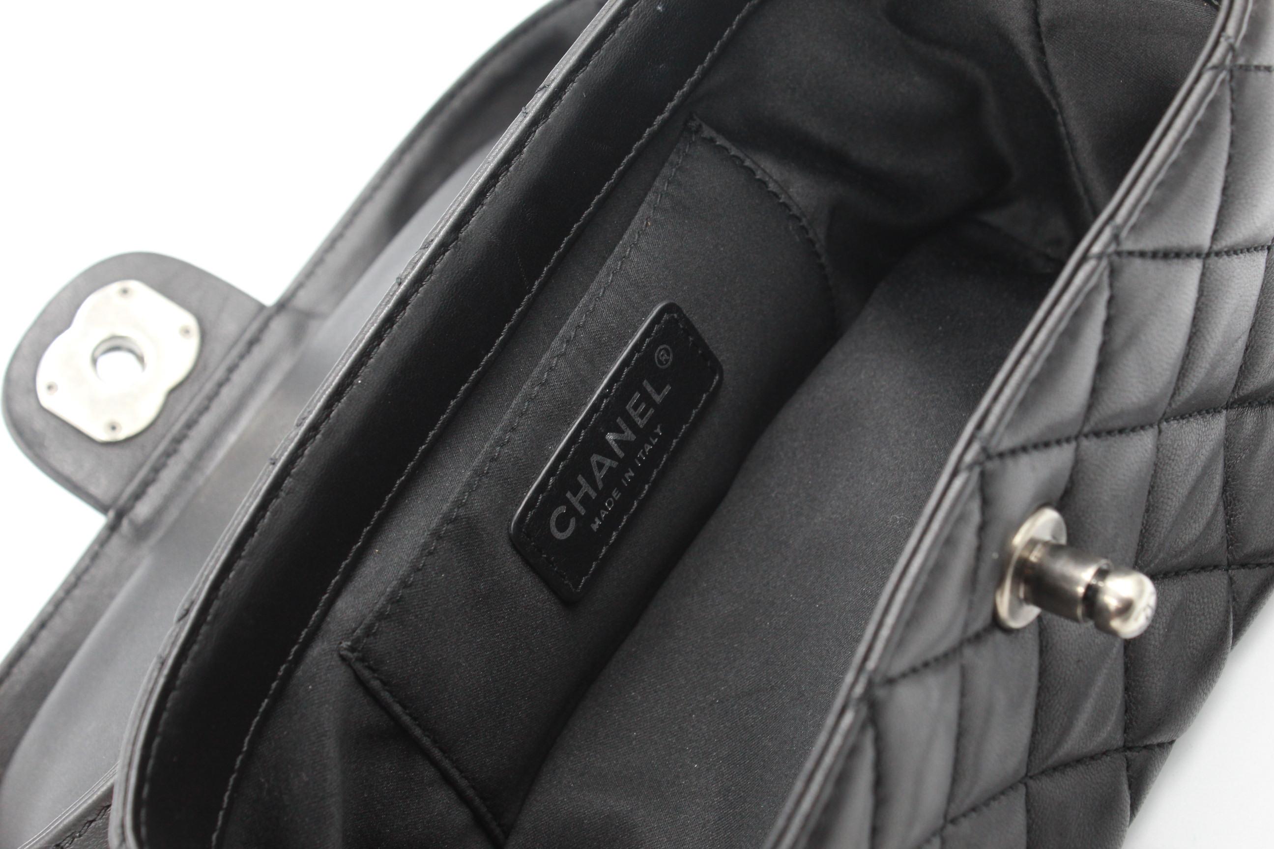 Women's or Men's Chanel Vanity Boy bag in black leather For Sale