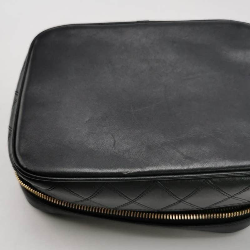 Chanel Vanity Case 1991-1994 Calfksin Leather Black Zip Opening Makeup Bag For Sale 8