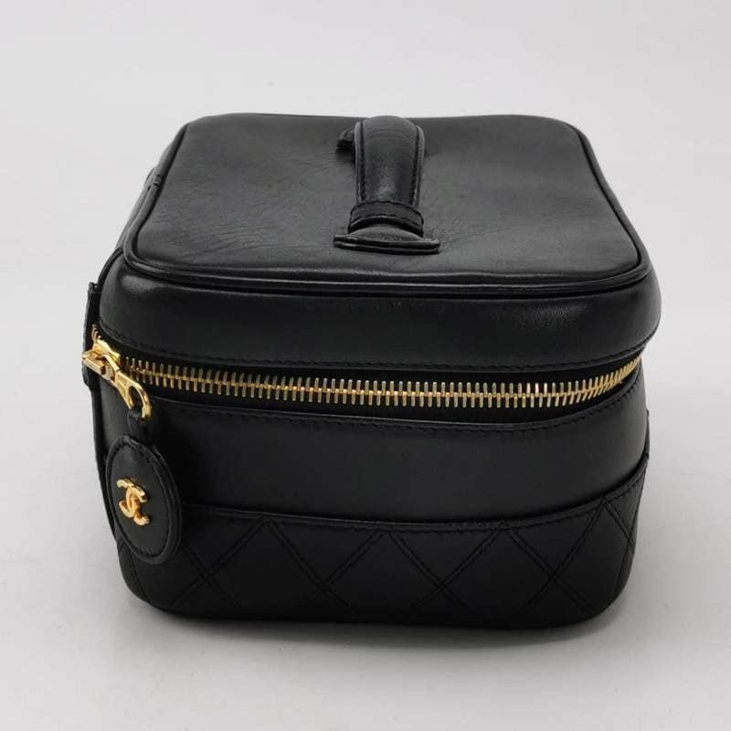 Chanel Vanity Case 1991-1994 Calfksin Leather Black Zip Opening Makeup Bag In Excellent Condition For Sale In AUBERVILLIERS, FR