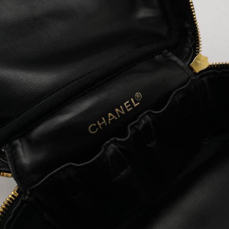 Chanel Vanity Case 1991-1994 Calfksin Leather Black Zip Opening Makeup Bag For Sale 3