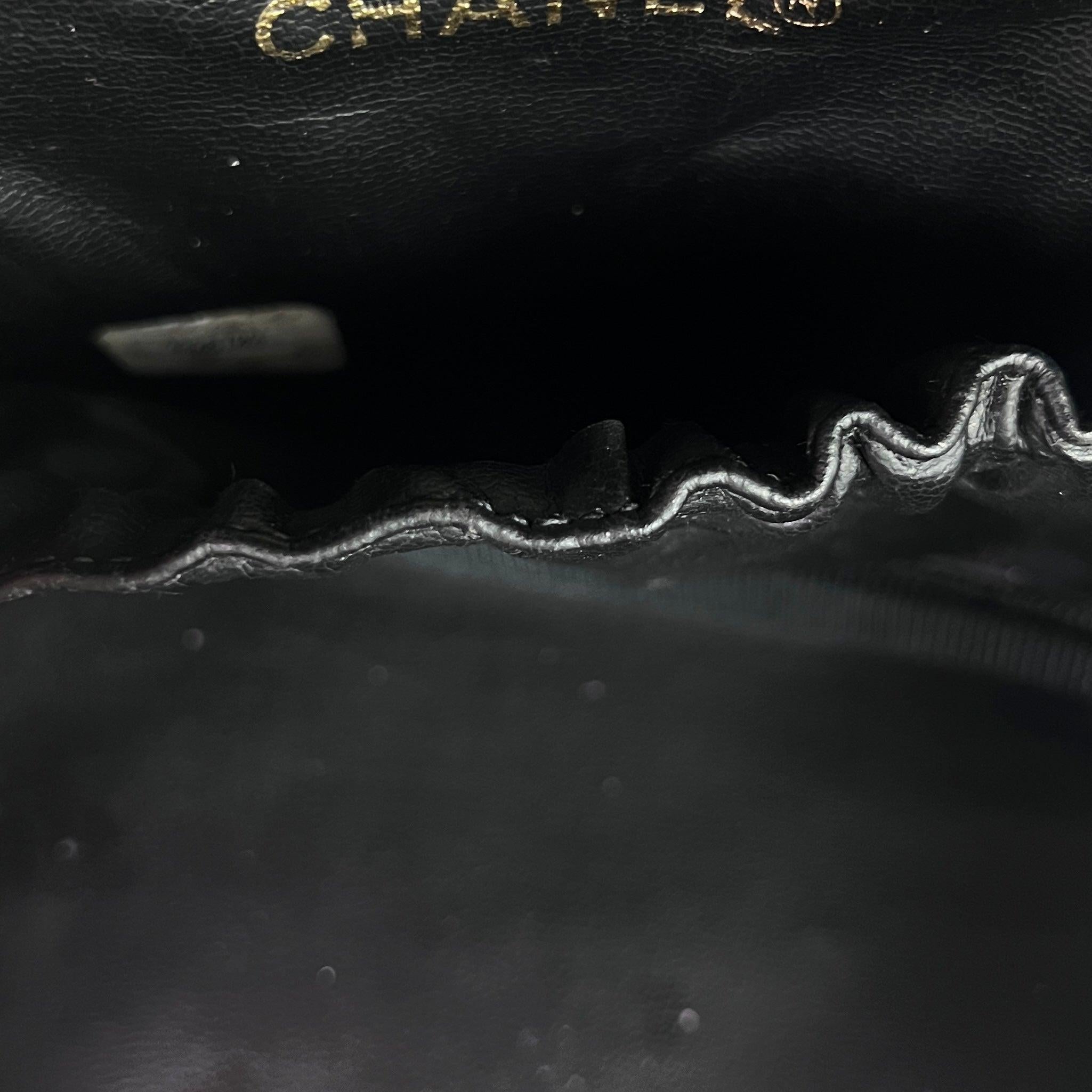 Vanity Case CHANEL Cuir caviar noir embossé CC en vente 5