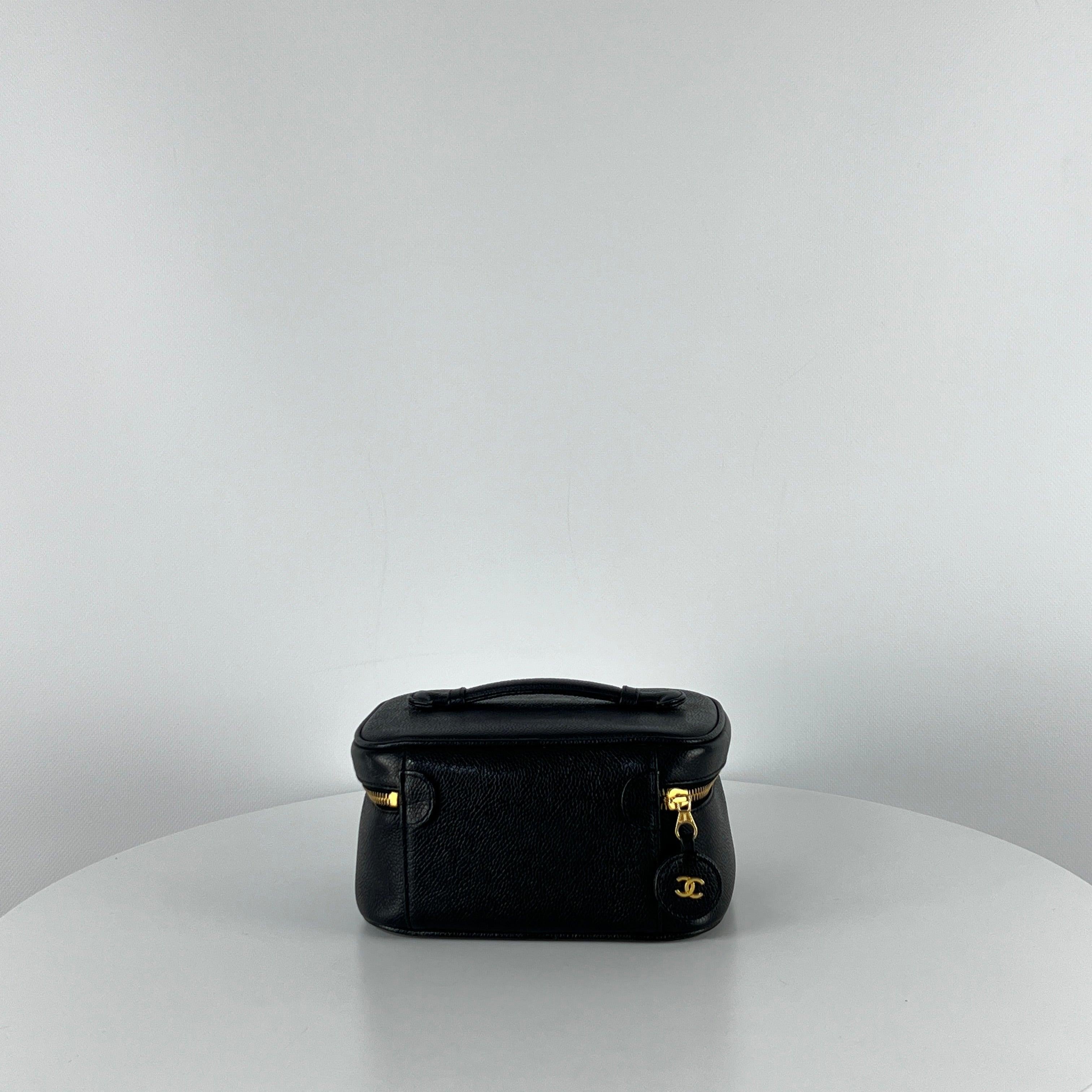 Vanity Case CHANEL Cuir caviar noir embossé CC Excellent état - En vente à SAINT-OUEN-SUR-SEINE, FR