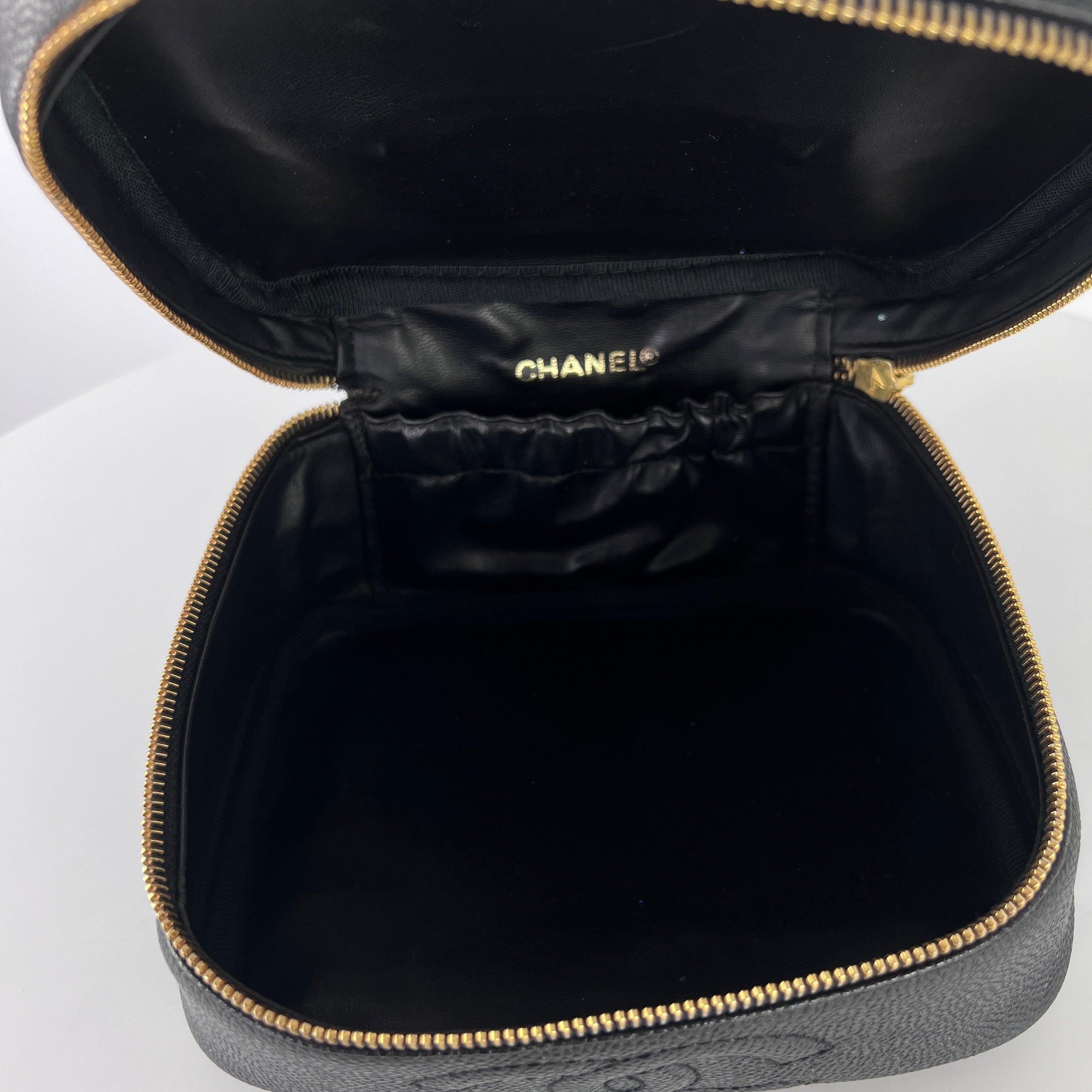 Vanity Case CHANEL Cuir caviar noir embossé CC en vente 4
